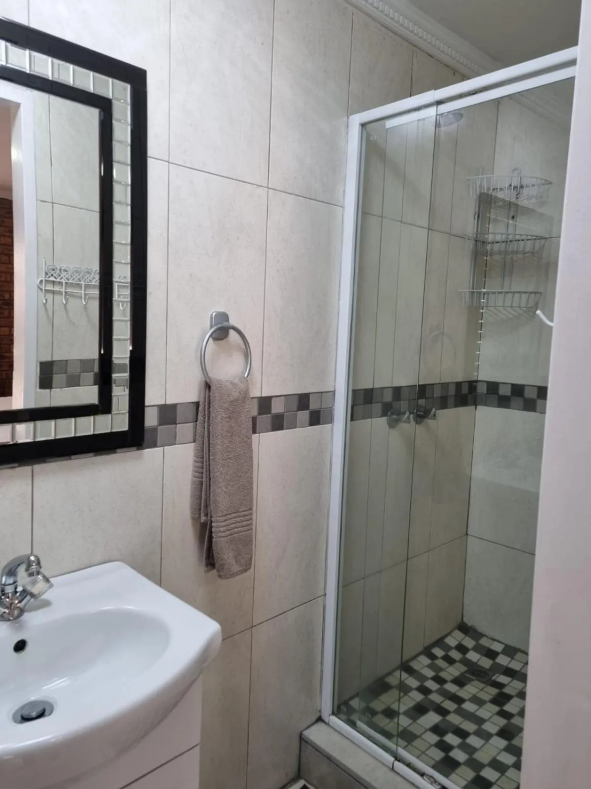 Shower in Airport Inn Bed and Breakfast