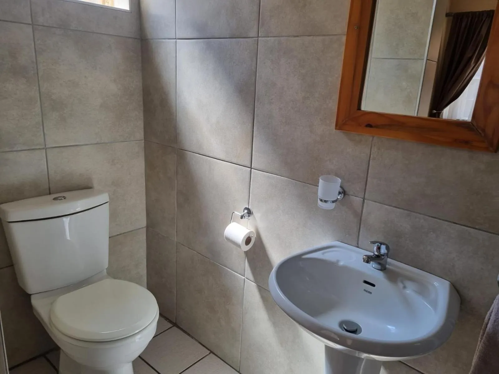 Toilet in Airport Inn Bed and Breakfast