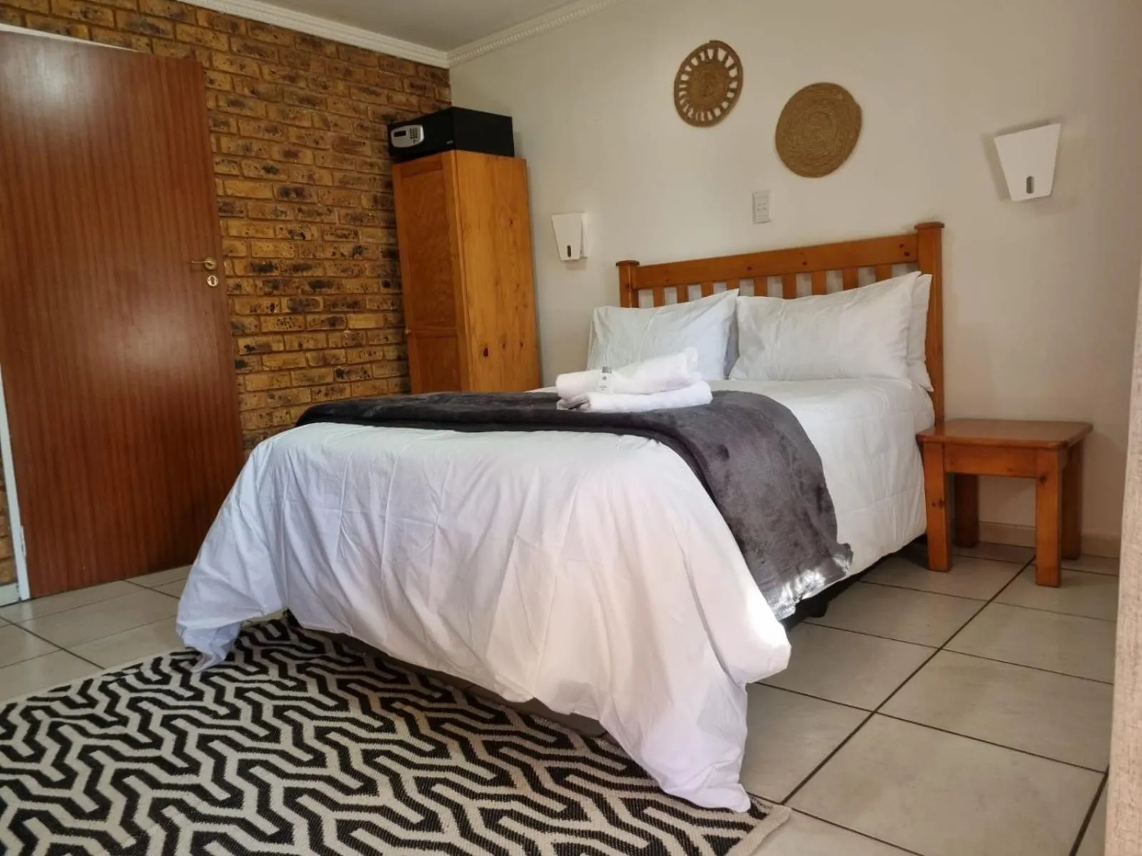 Photo of the whole room, Bed in Airport Inn Bed and Breakfast