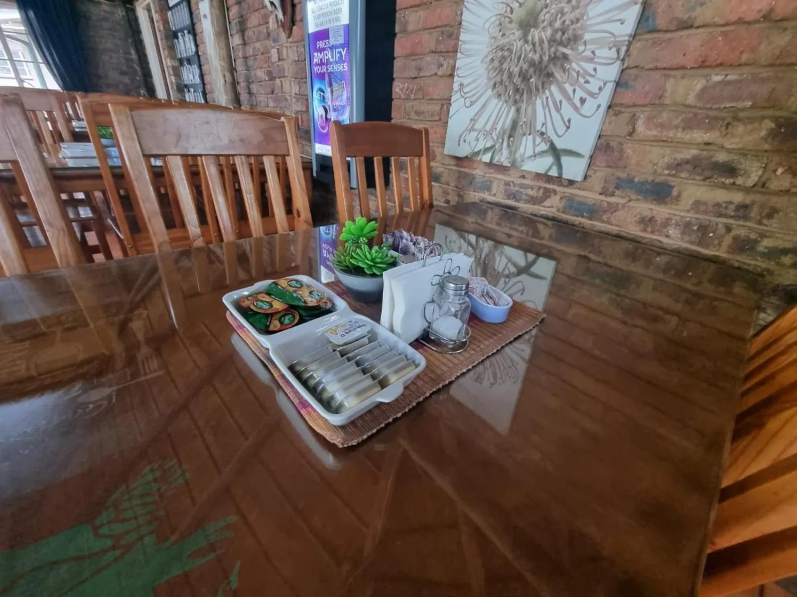 Restaurant/places to eat in Airport Inn Bed and Breakfast