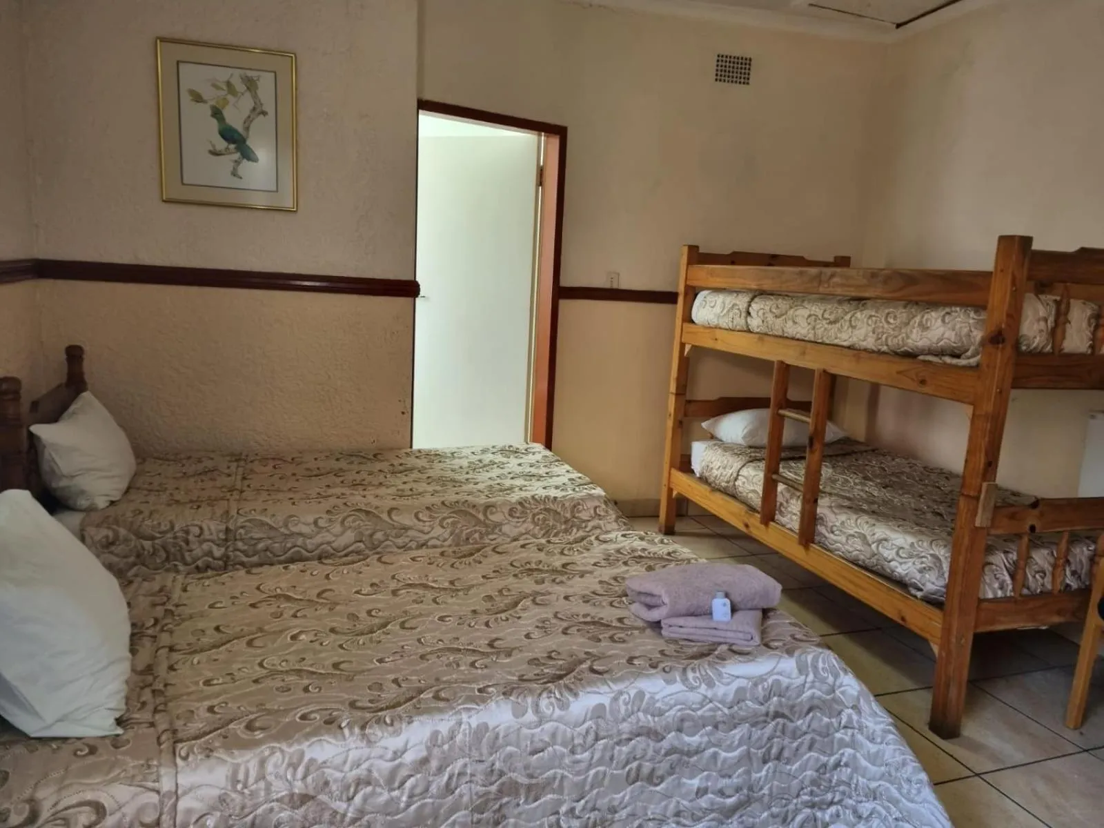 bunk bed, Bed in Airport Inn Bed and Breakfast