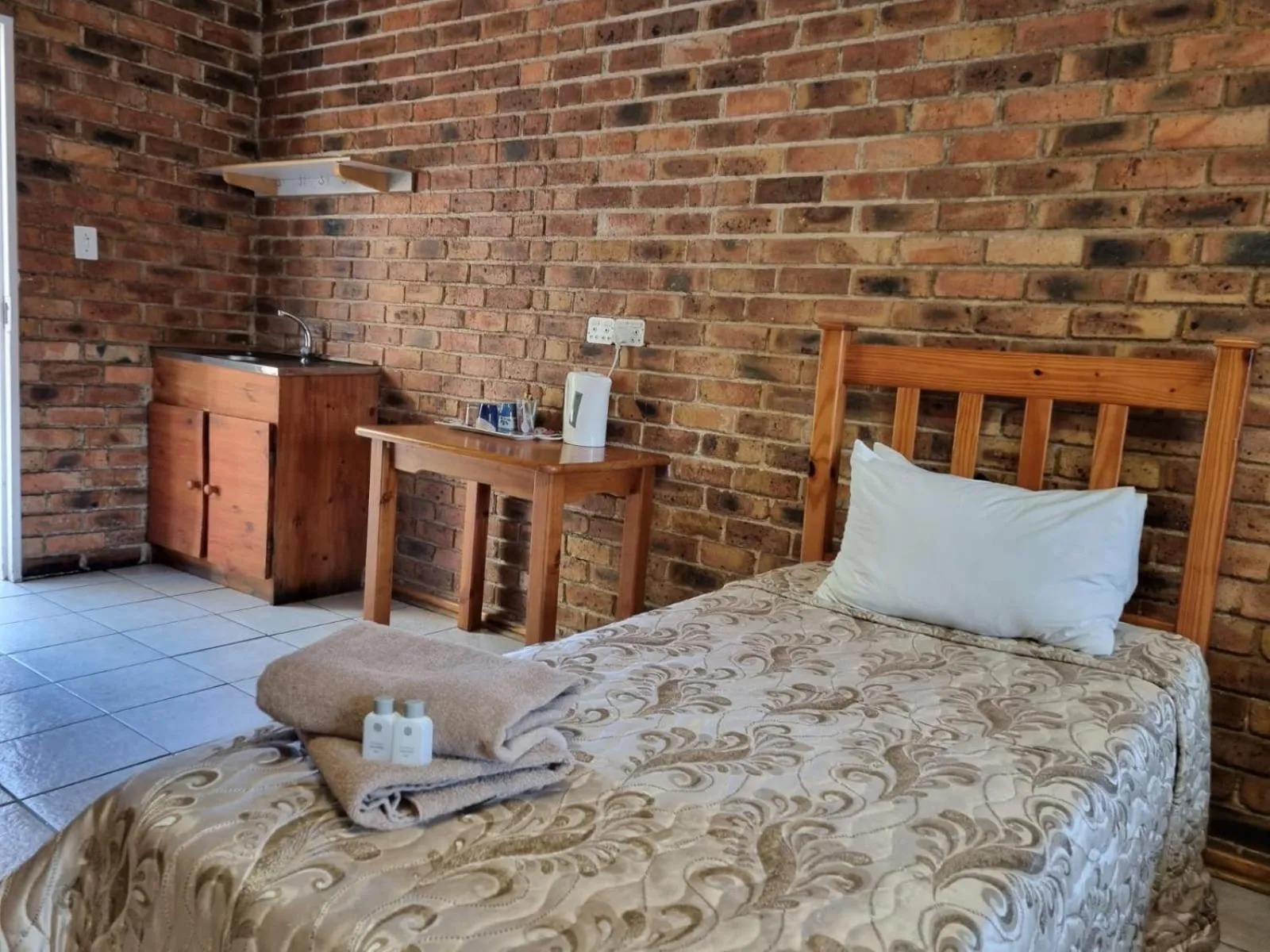 towels, Bed in Airport Inn Bed and Breakfast