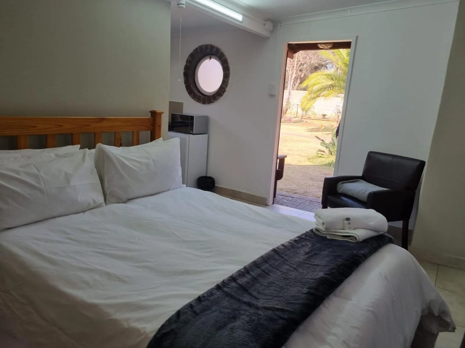 Photo of the whole room, Bed in Airport Inn Bed and Breakfast