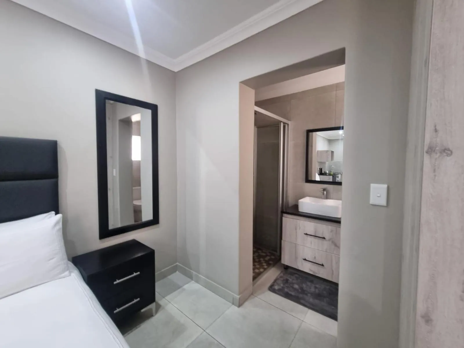 Photo of the whole room, Bed in Airport Inn Bed and Breakfast