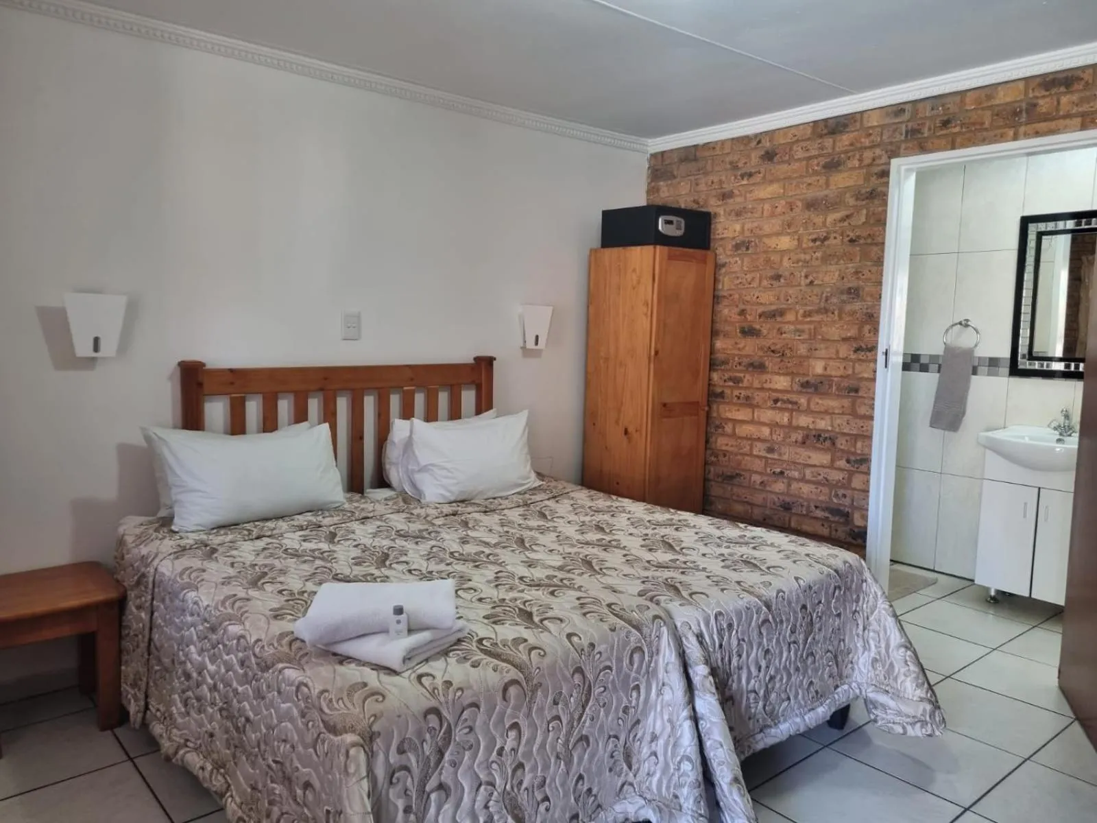 Bed in Airport Inn Bed and Breakfast