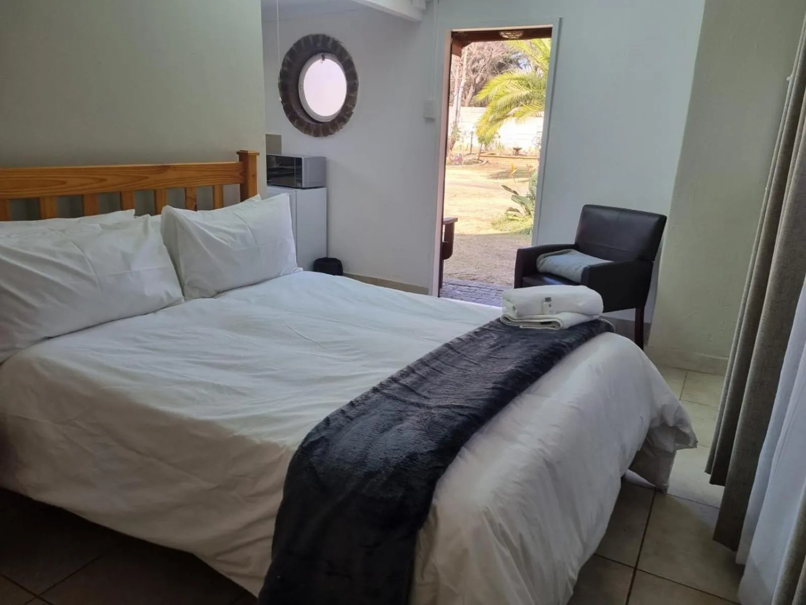 Bed in Airport Inn Bed and Breakfast