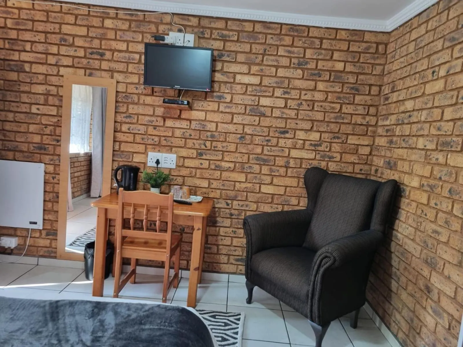 TV and multimedia in Airport Inn Bed and Breakfast