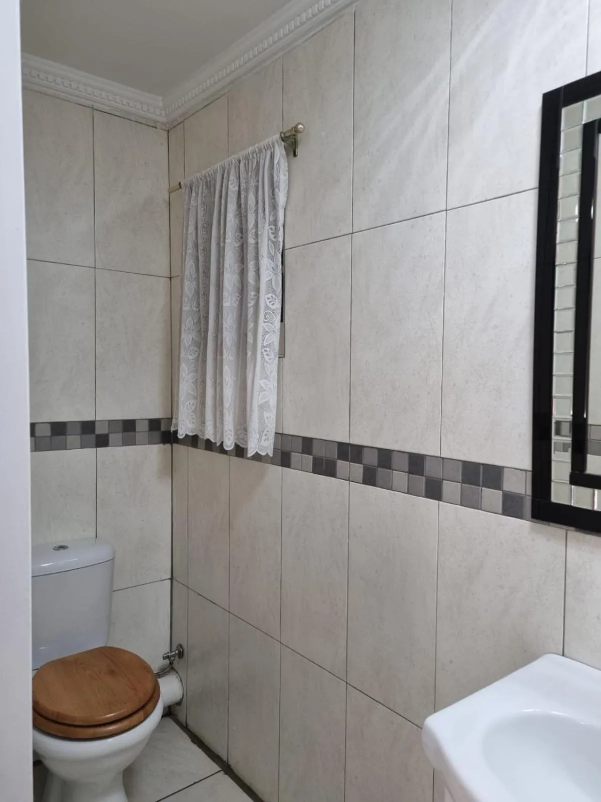 Toilet in Airport Inn Bed and Breakfast