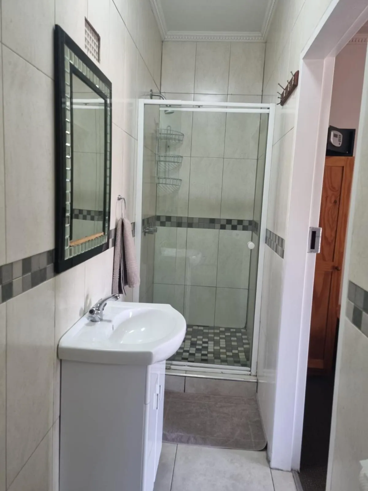 Shower in Airport Inn Bed and Breakfast