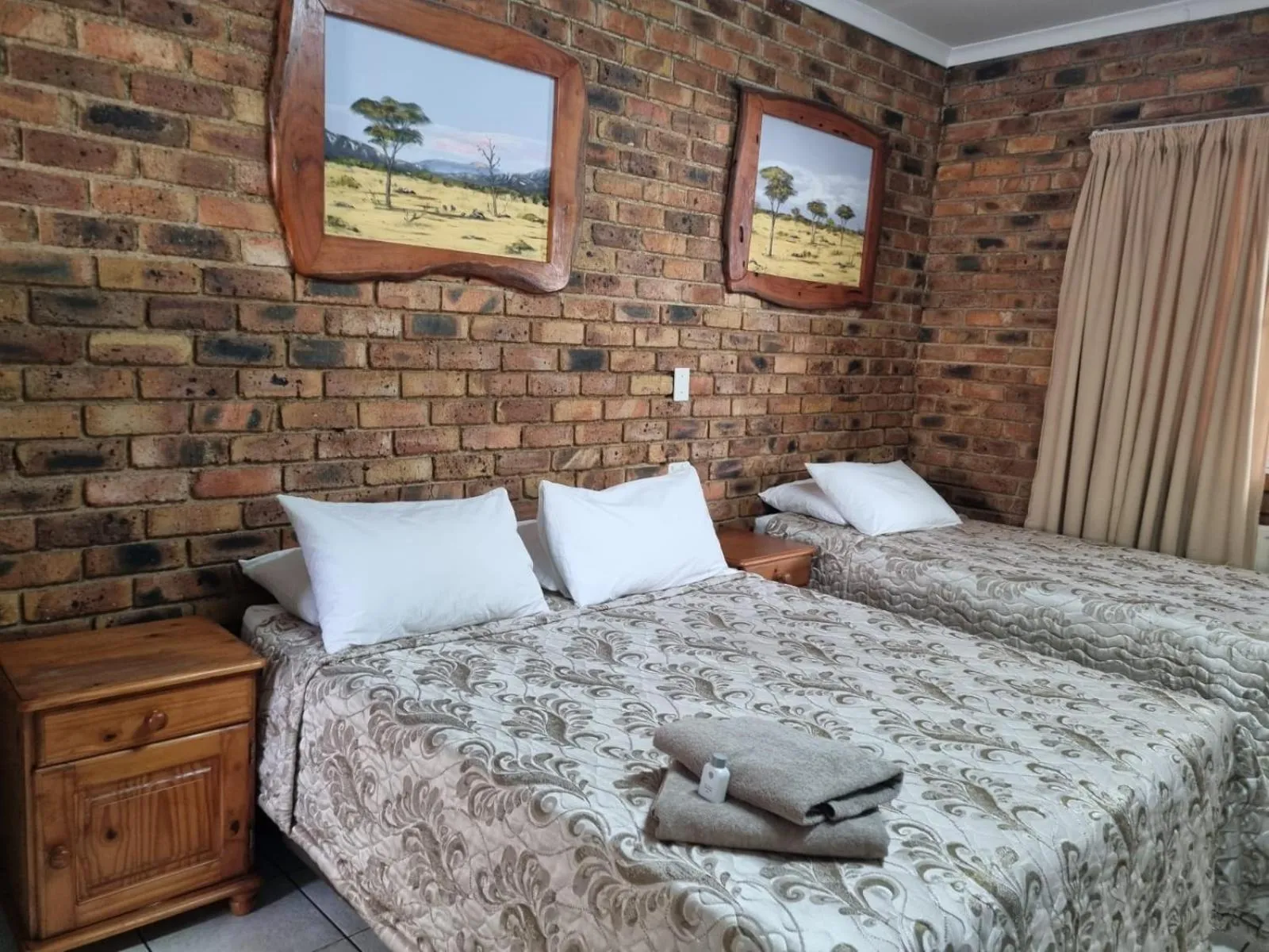 Bed in Airport Inn Bed and Breakfast