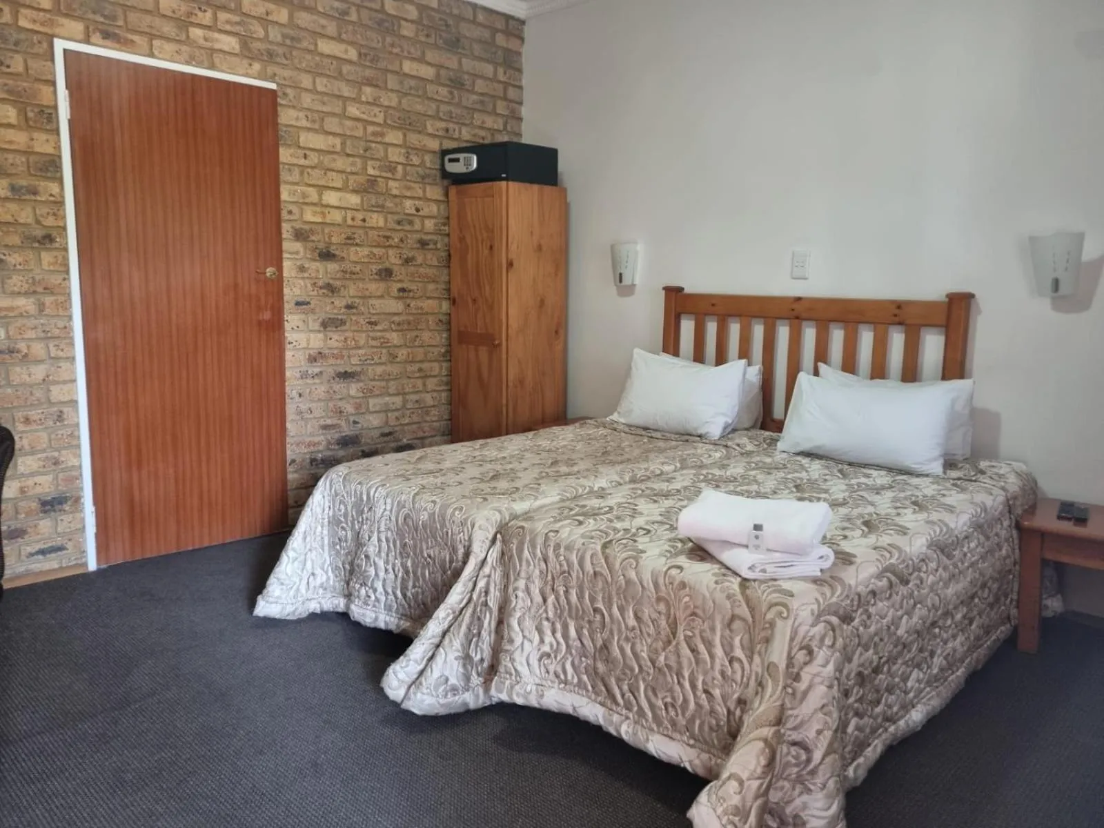 Bed in Airport Inn Bed and Breakfast