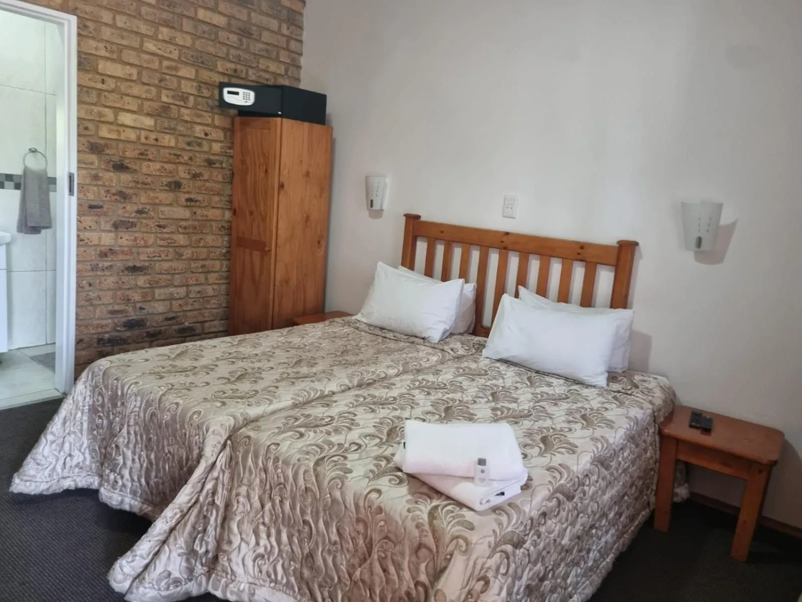 Bed in Airport Inn Bed and Breakfast