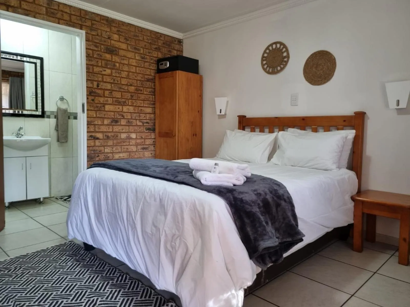 Bed in Airport Inn Bed and Breakfast