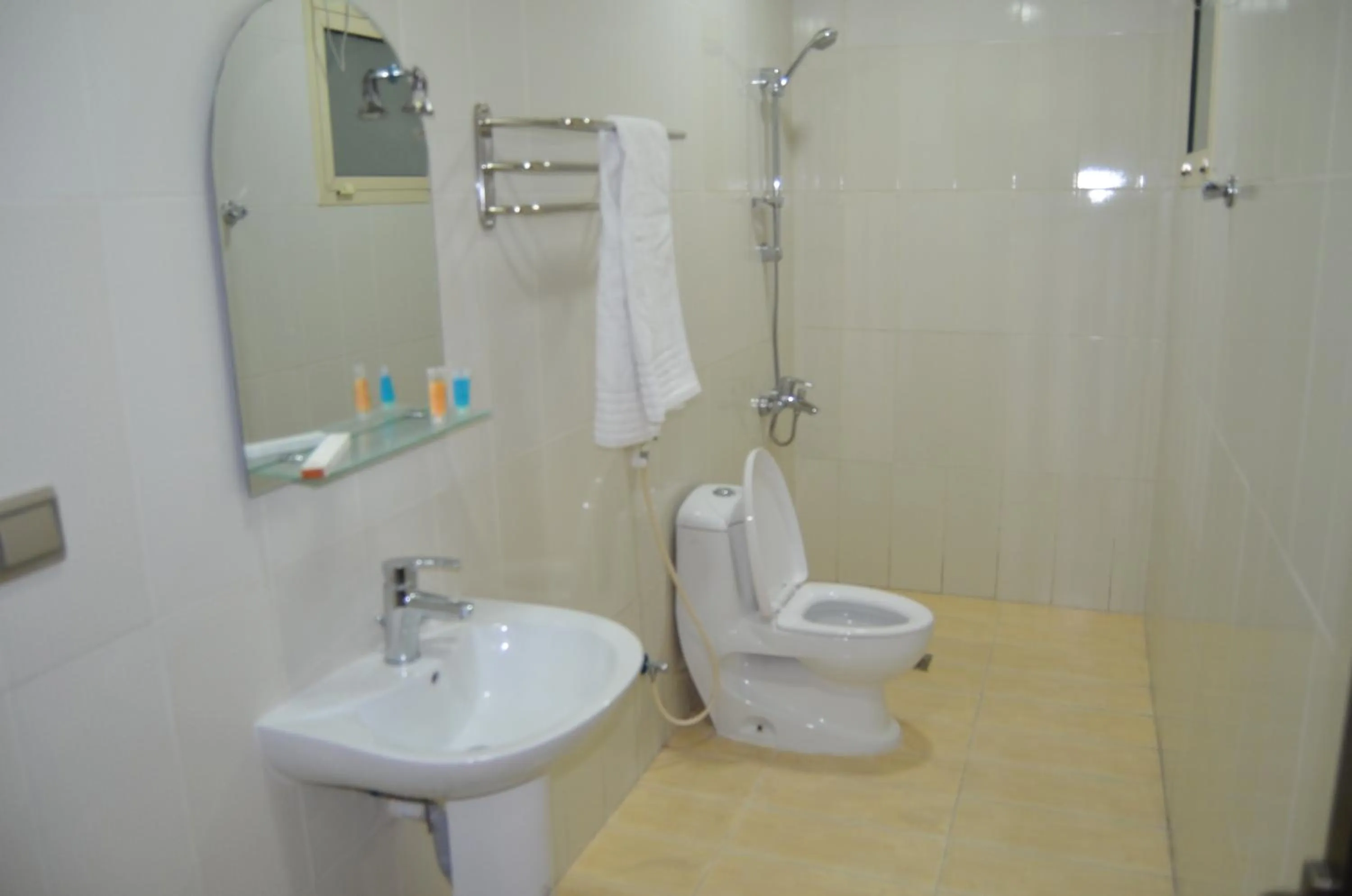 Shower in Aros Al Faisaliah Furnished Units
