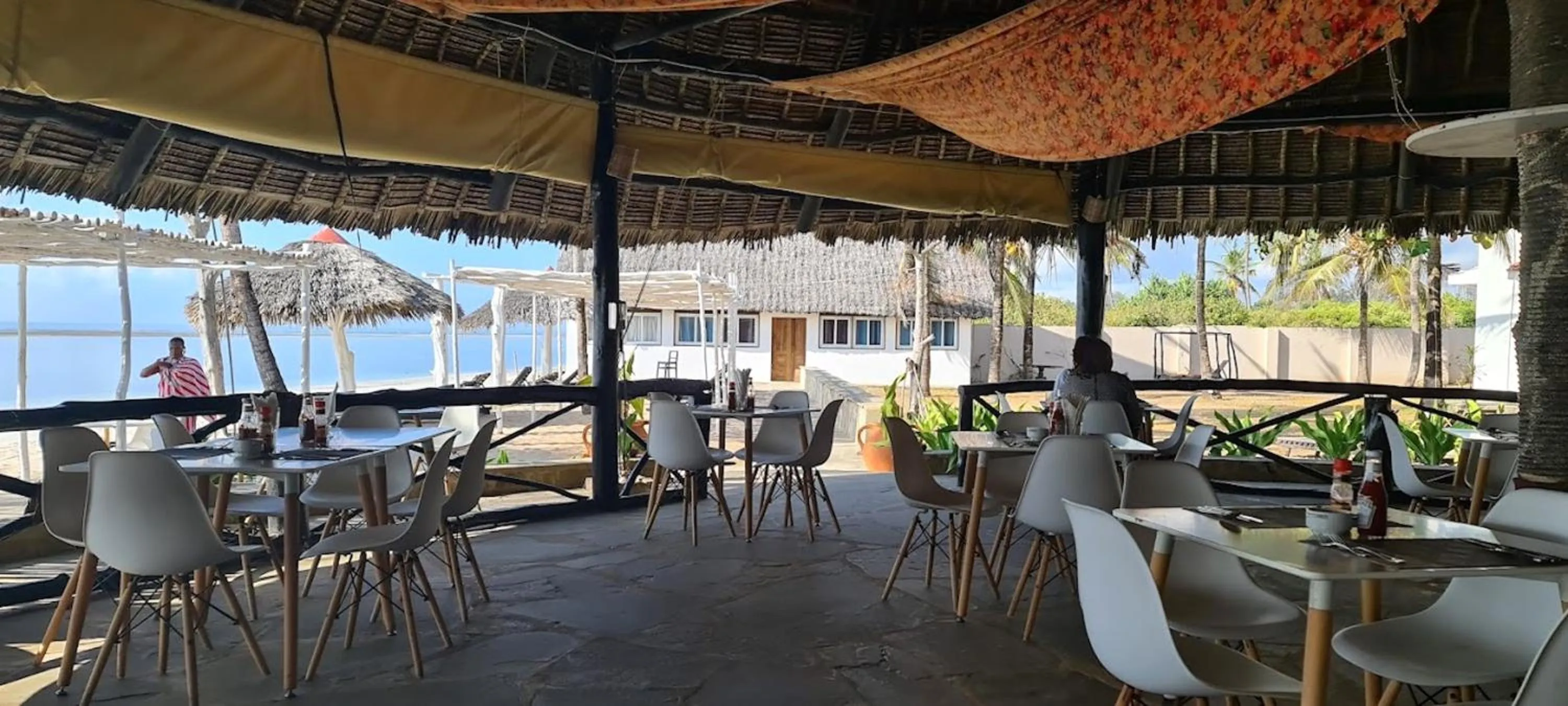 Restaurant/places to eat in Bahari Dhow Beach Villas