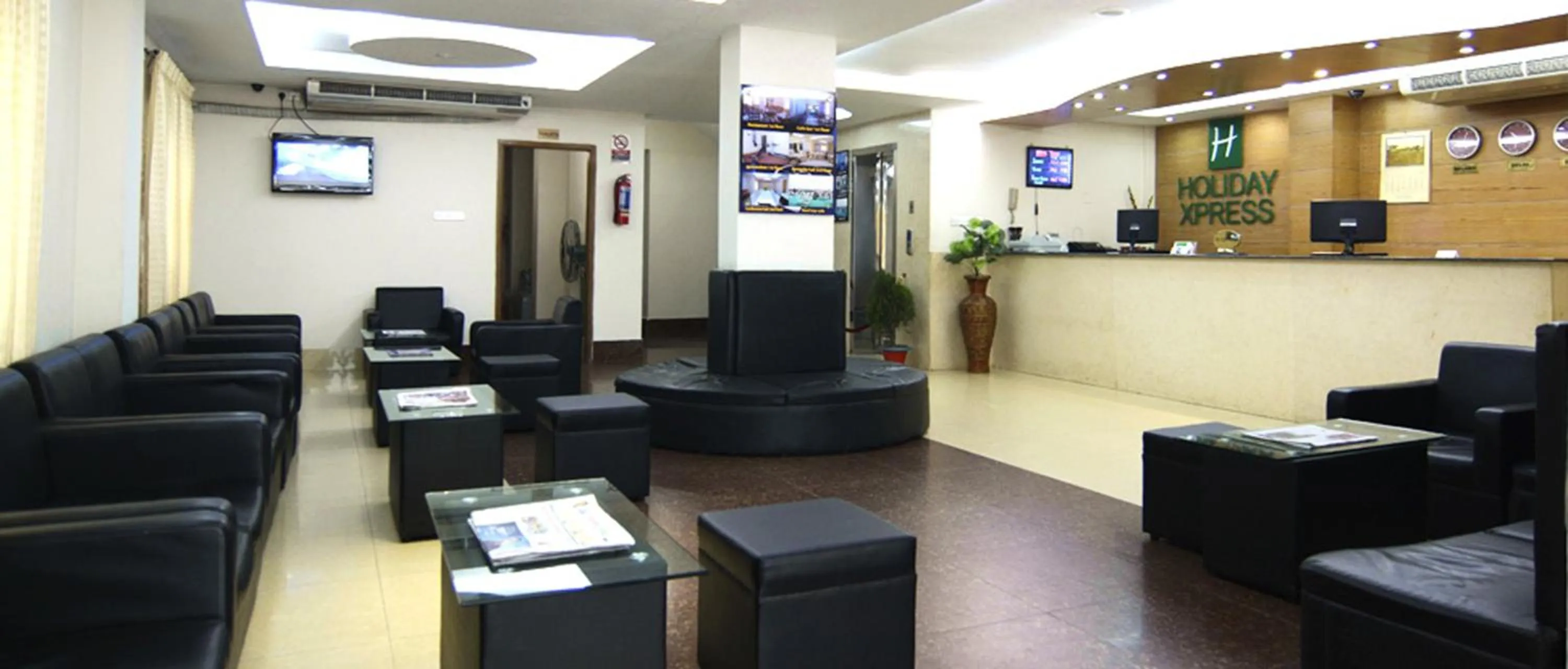 Lobby or reception in Holiday Xpress