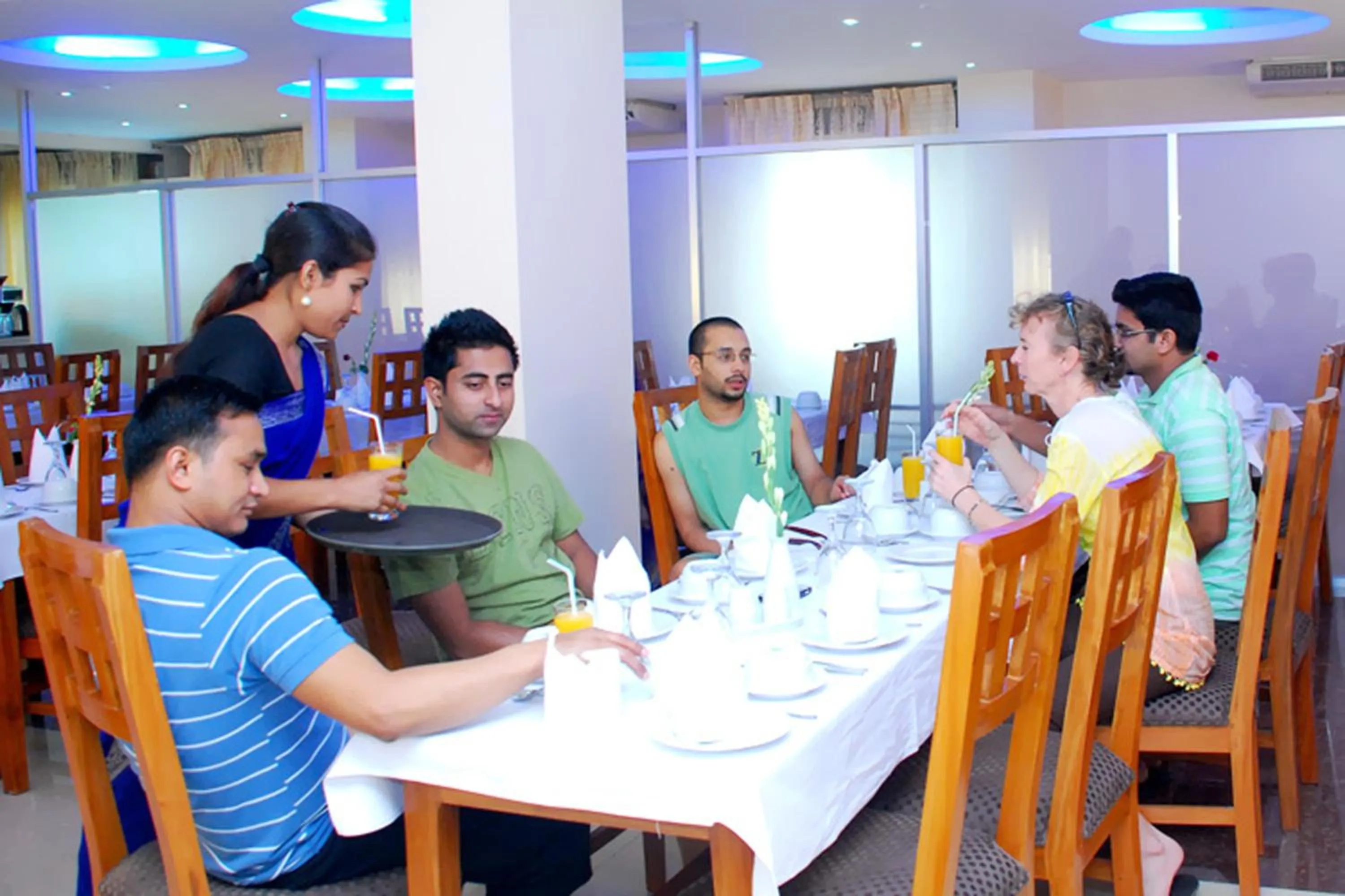 Restaurant/places to eat in Holiday Xpress