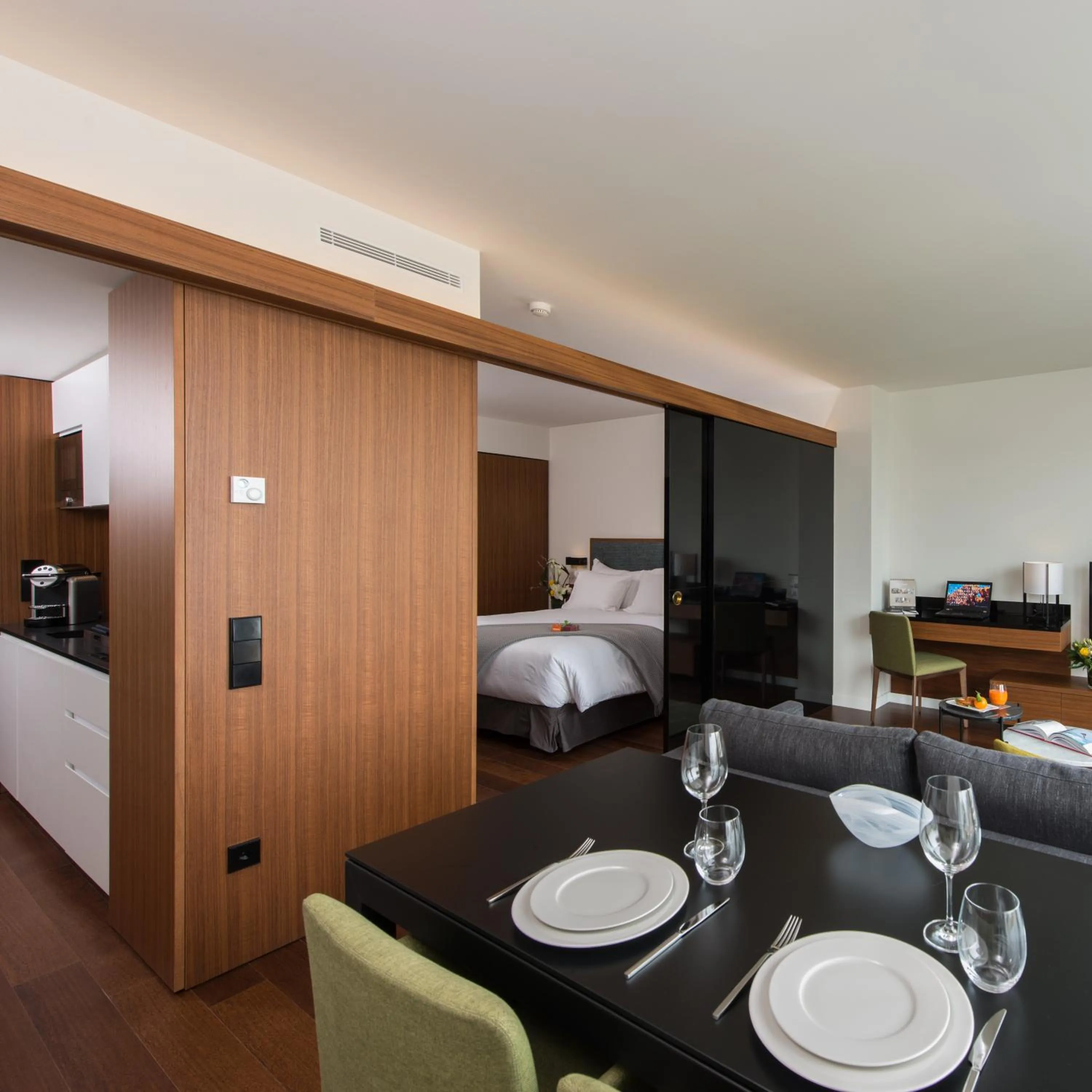 Dining area, Bed in Fraser Suites Geneva - Serviced Apartments