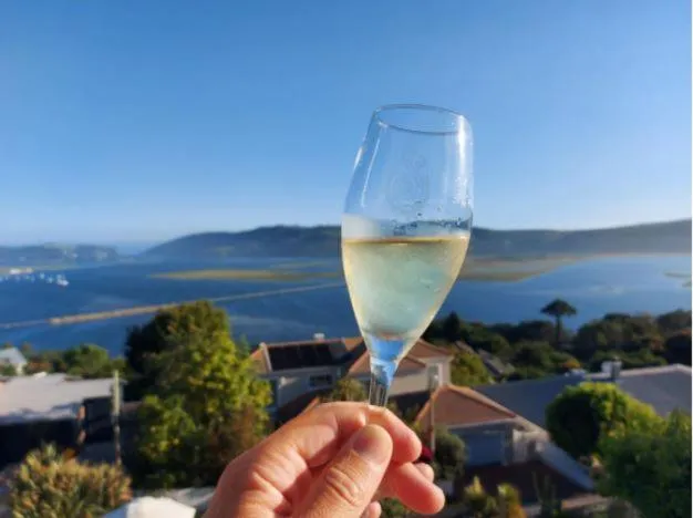 Restaurant/places to eat in Villa Afrikana Guest Suites by Knysna Paradise Collection