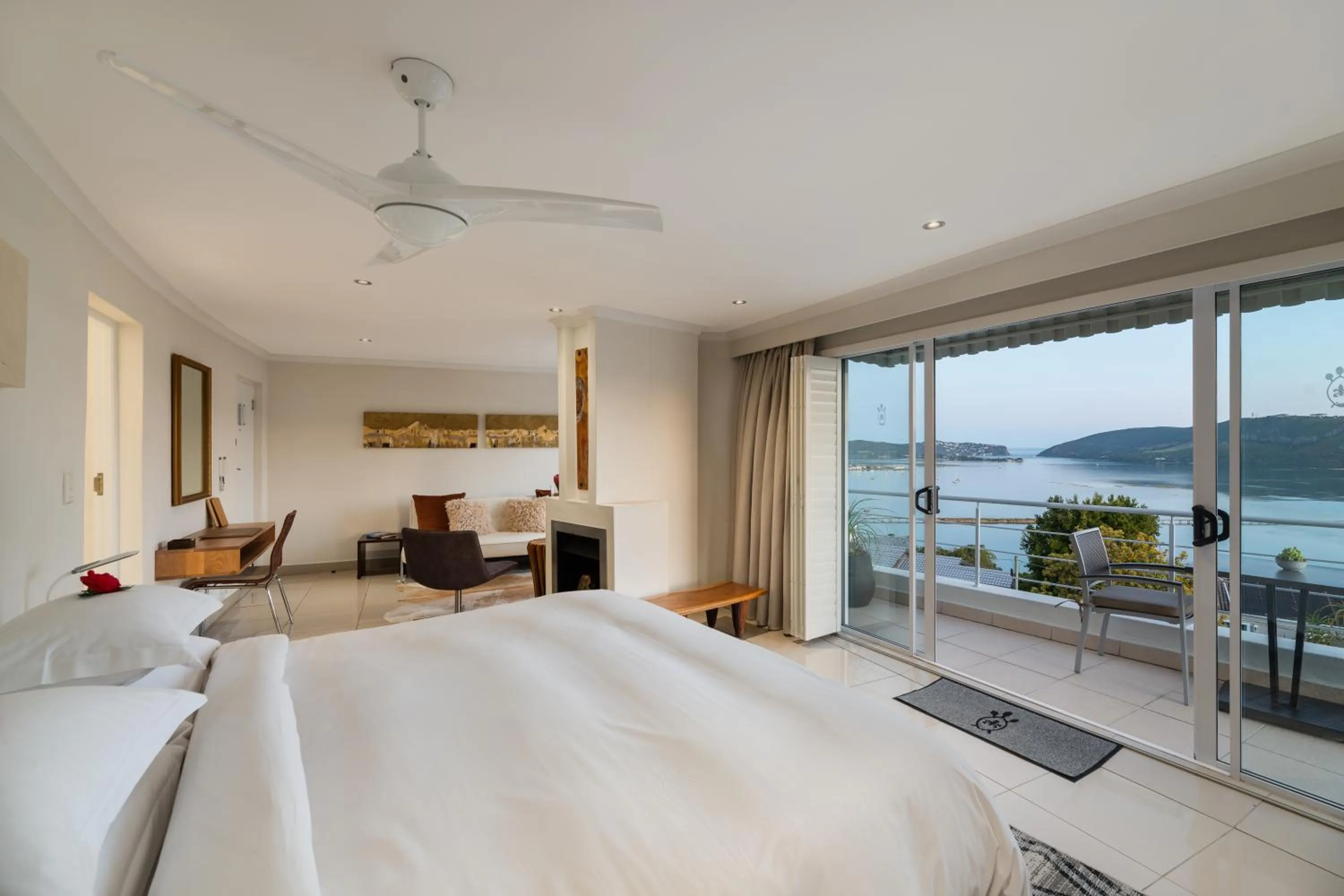 Bed in Villa Afrikana Guest Suites by Knysna Paradise Collection