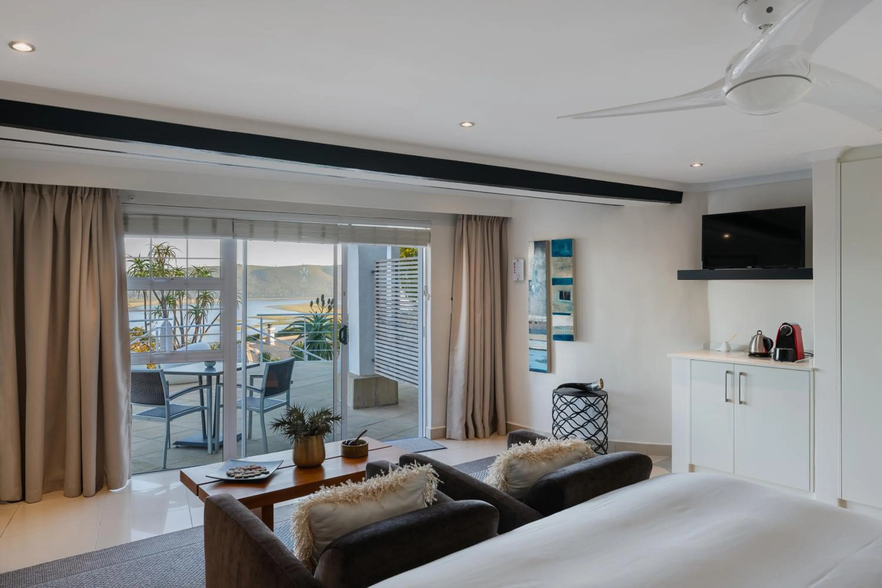 Bed in Villa Afrikana Guest Suites by Knysna Paradise Collection