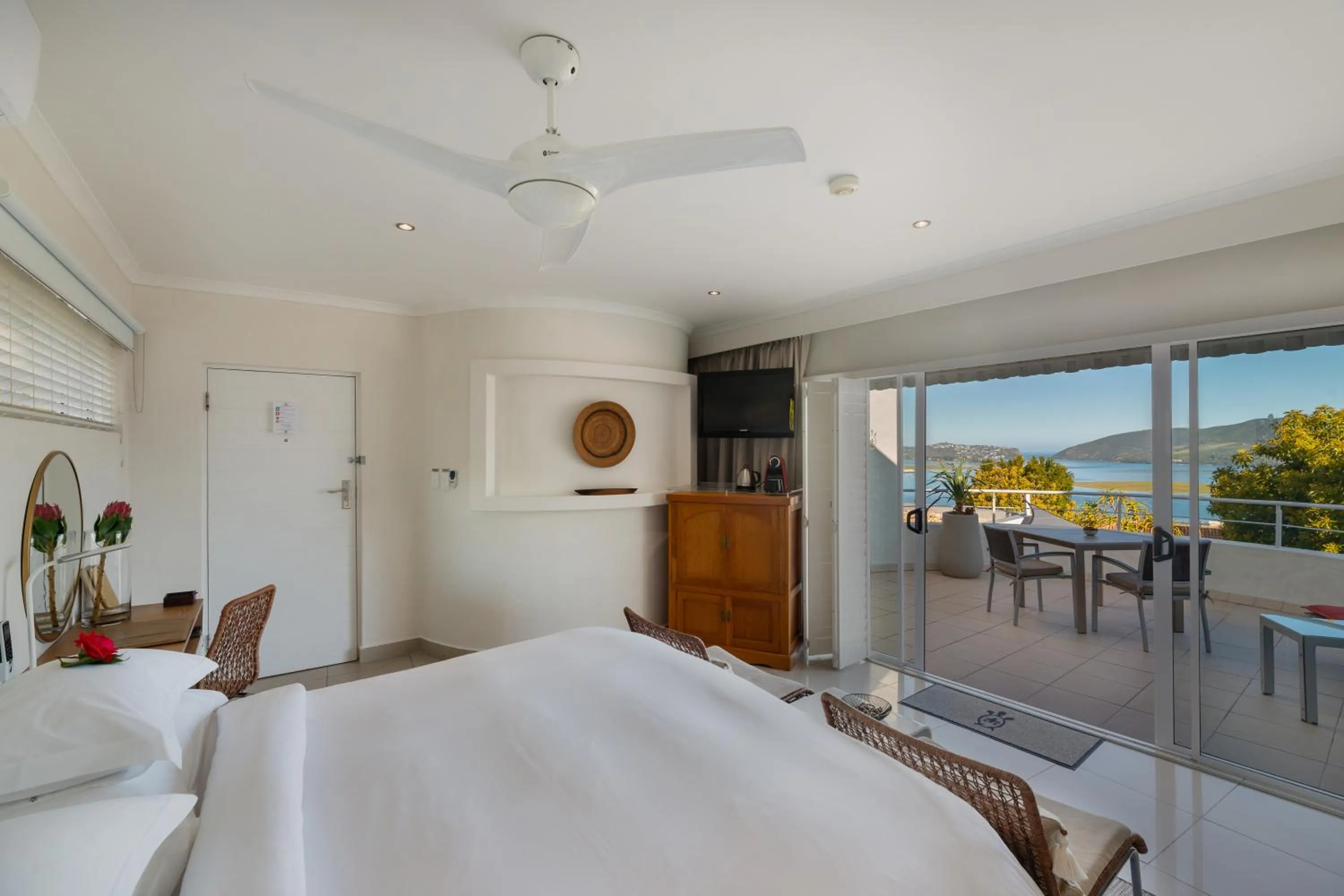 Bed in Villa Afrikana Guest Suites by Knysna Paradise Collection