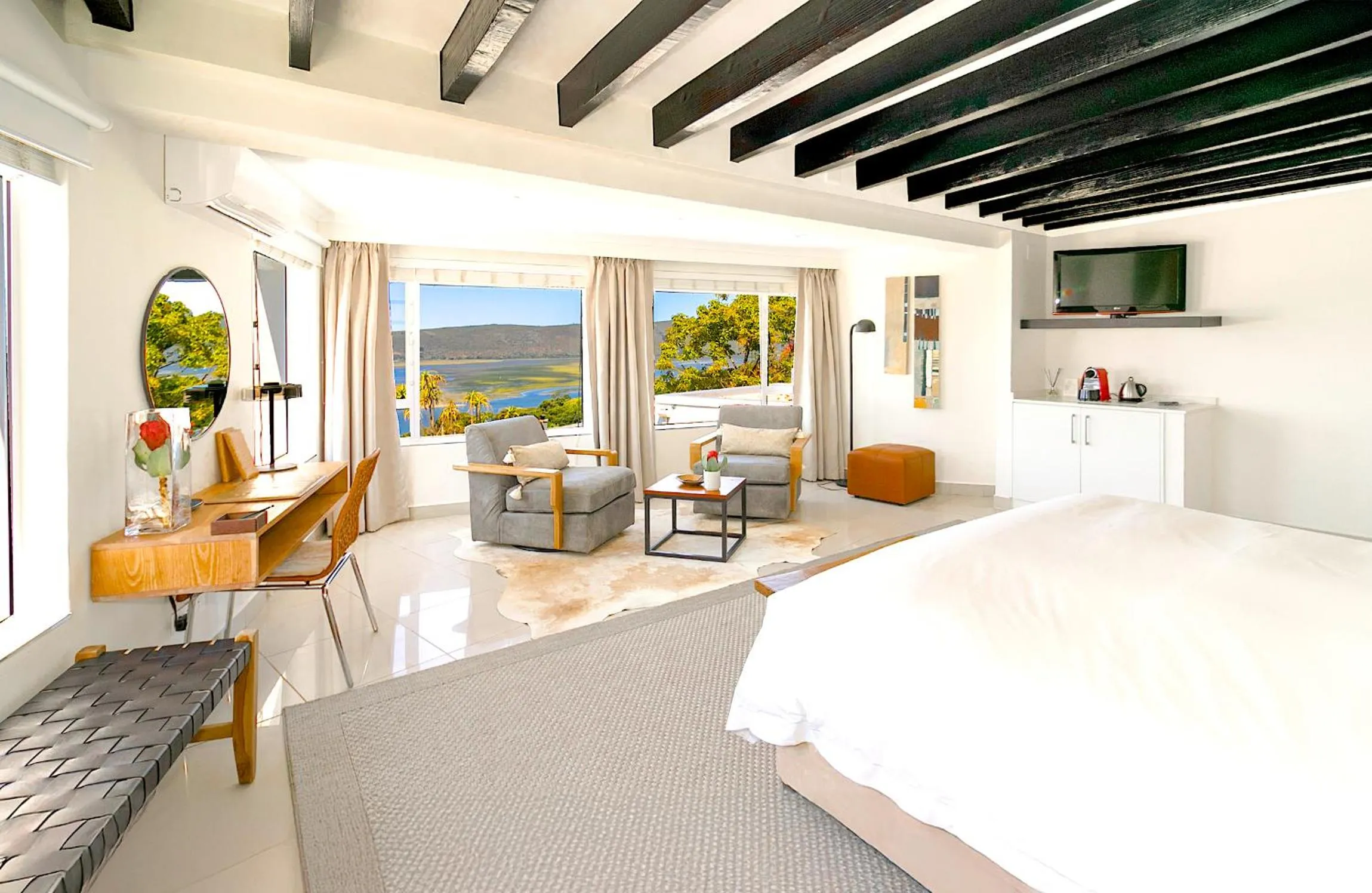 Bed in Villa Afrikana Guest Suites by Knysna Paradise Collection