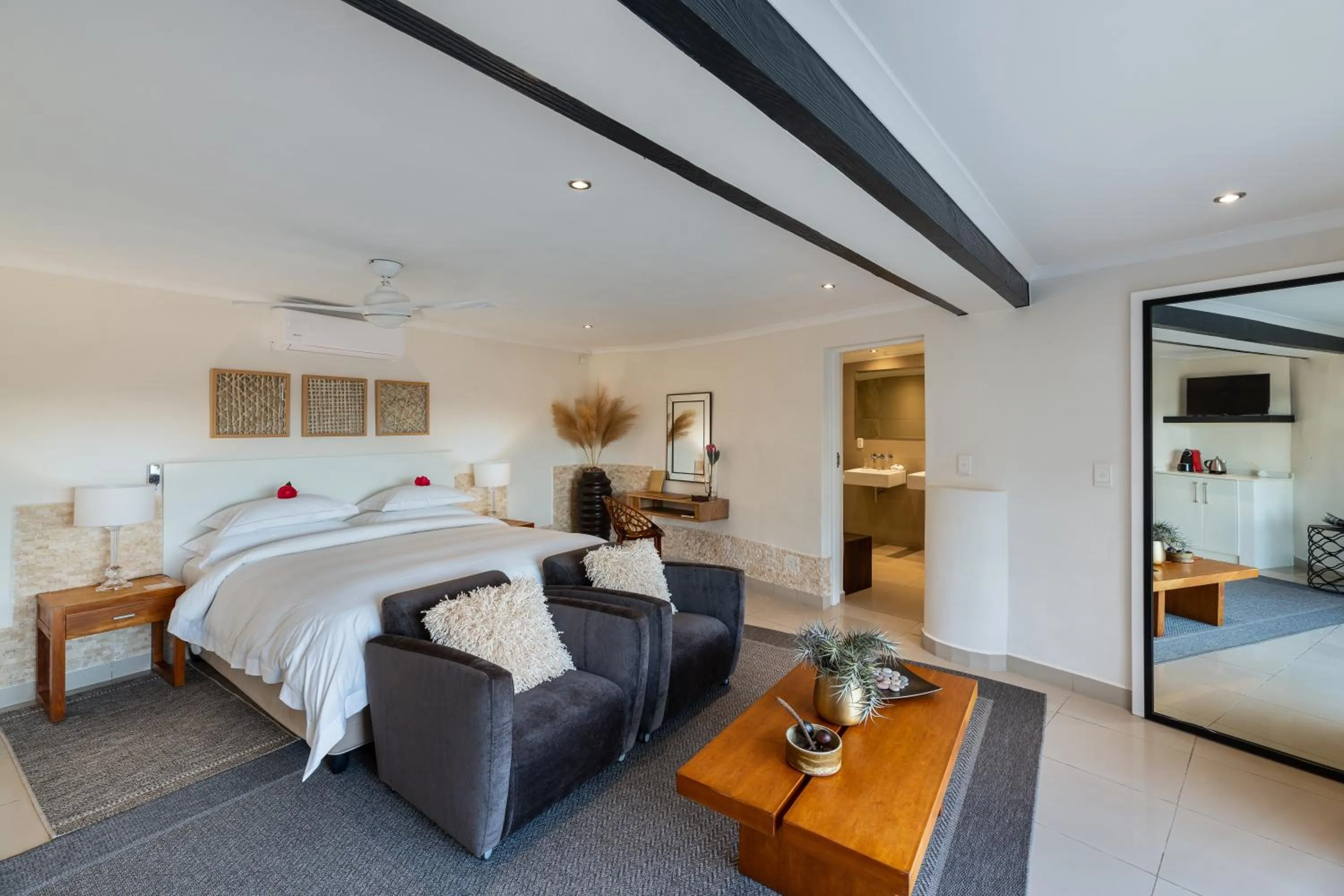 Bed in Villa Afrikana Guest Suites by Knysna Paradise Collection