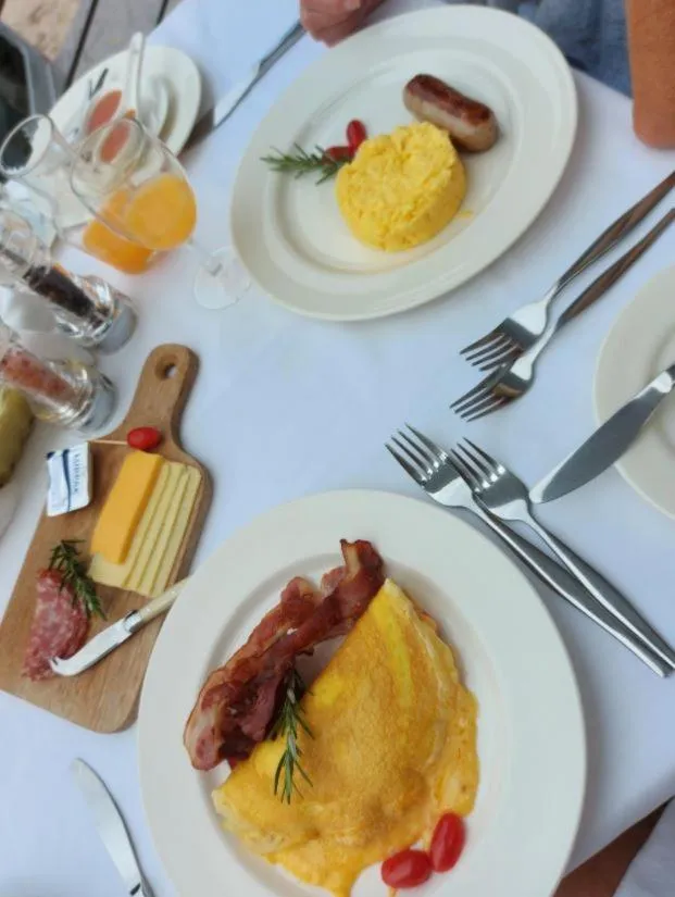 Restaurant/places to eat in Villa Afrikana Guest Suites by Knysna Paradise Collection