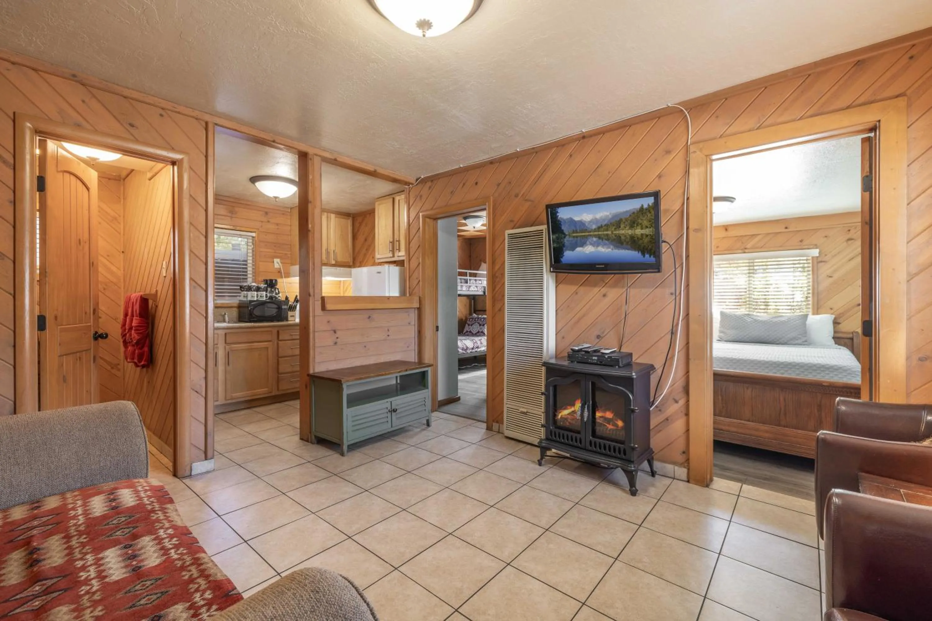 Living room, Bed in Bear Creek Resort
