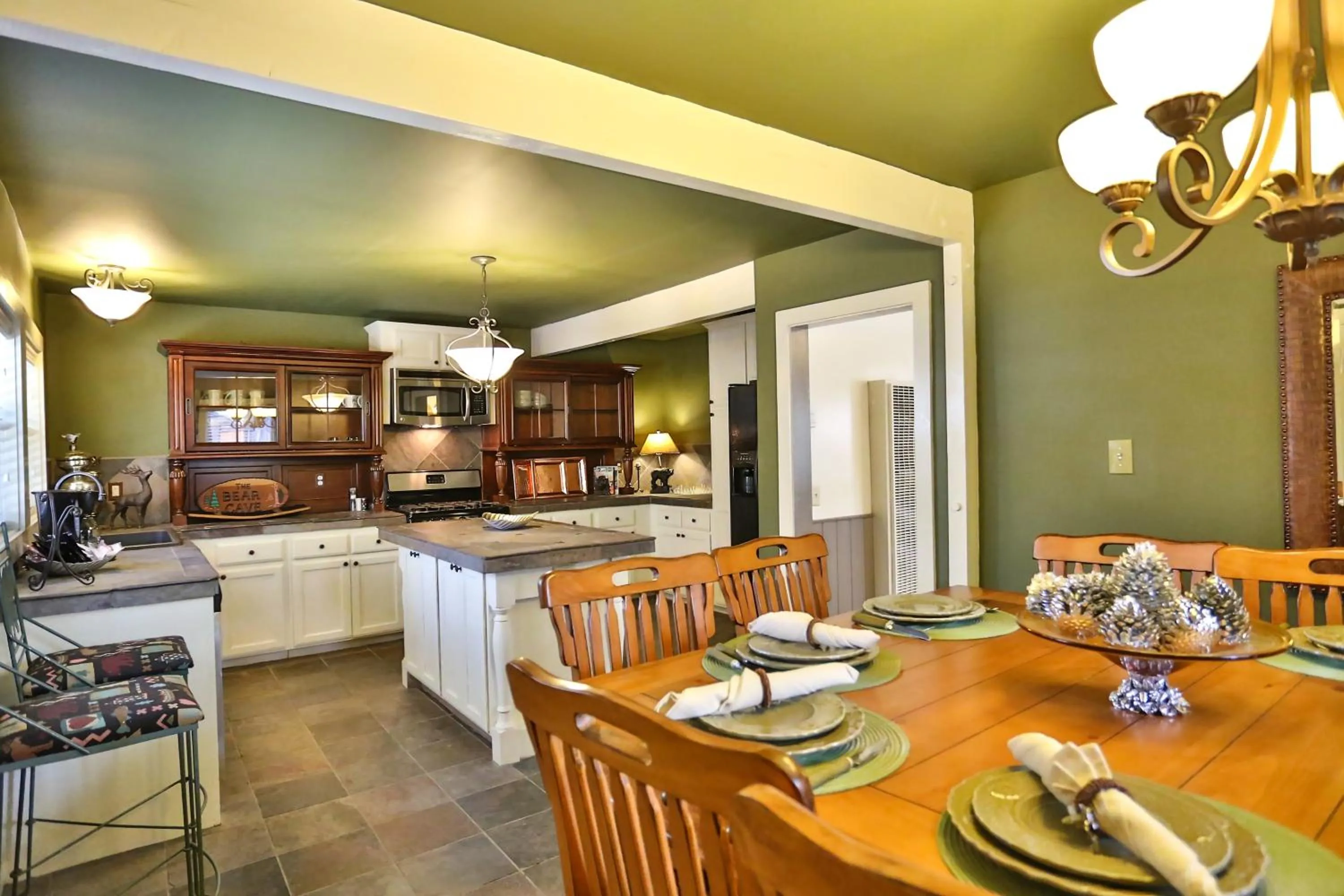 Dining area in Bear Creek Resort