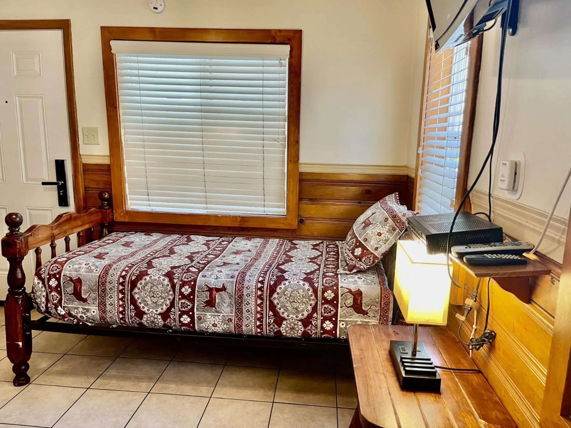 Living room, Bed in Bear Creek Resort