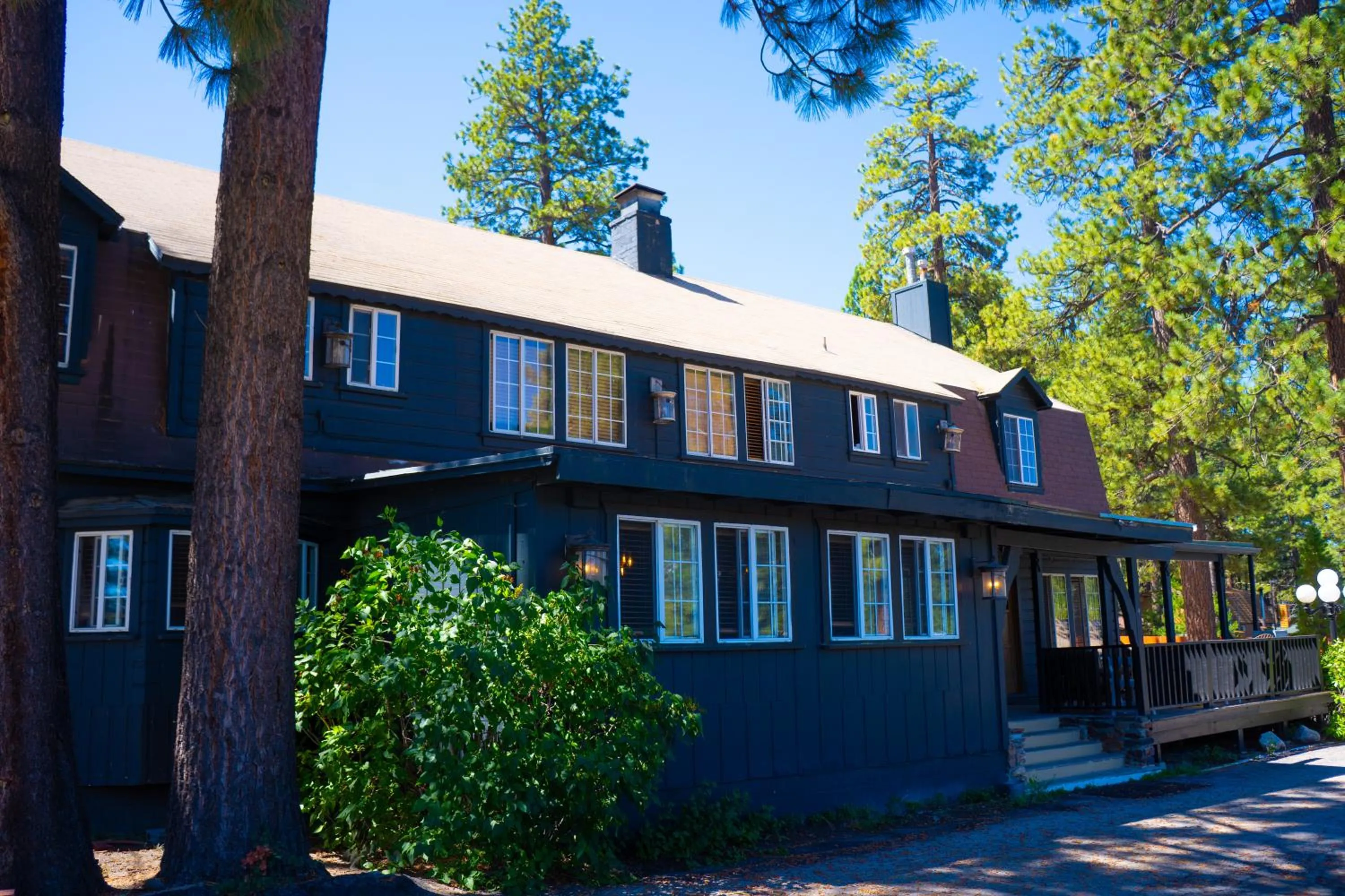 Property building in Sessions Retreat & Hotel