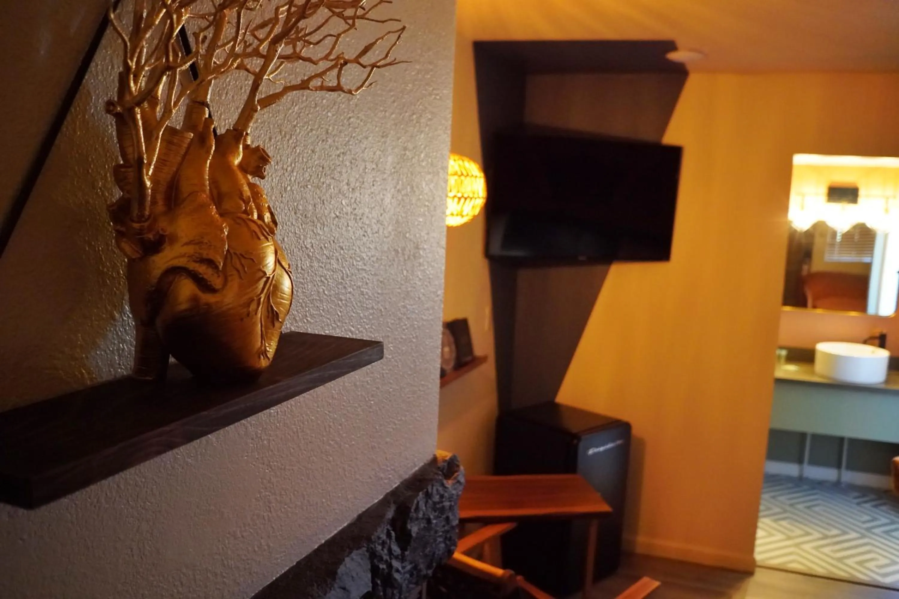 TV and multimedia in Sessions Retreat & Hotel