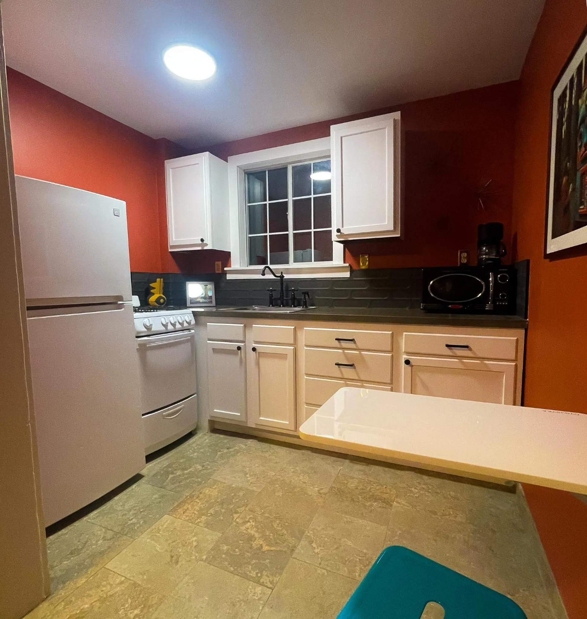 dishwasher in Sessions Retreat & Hotel