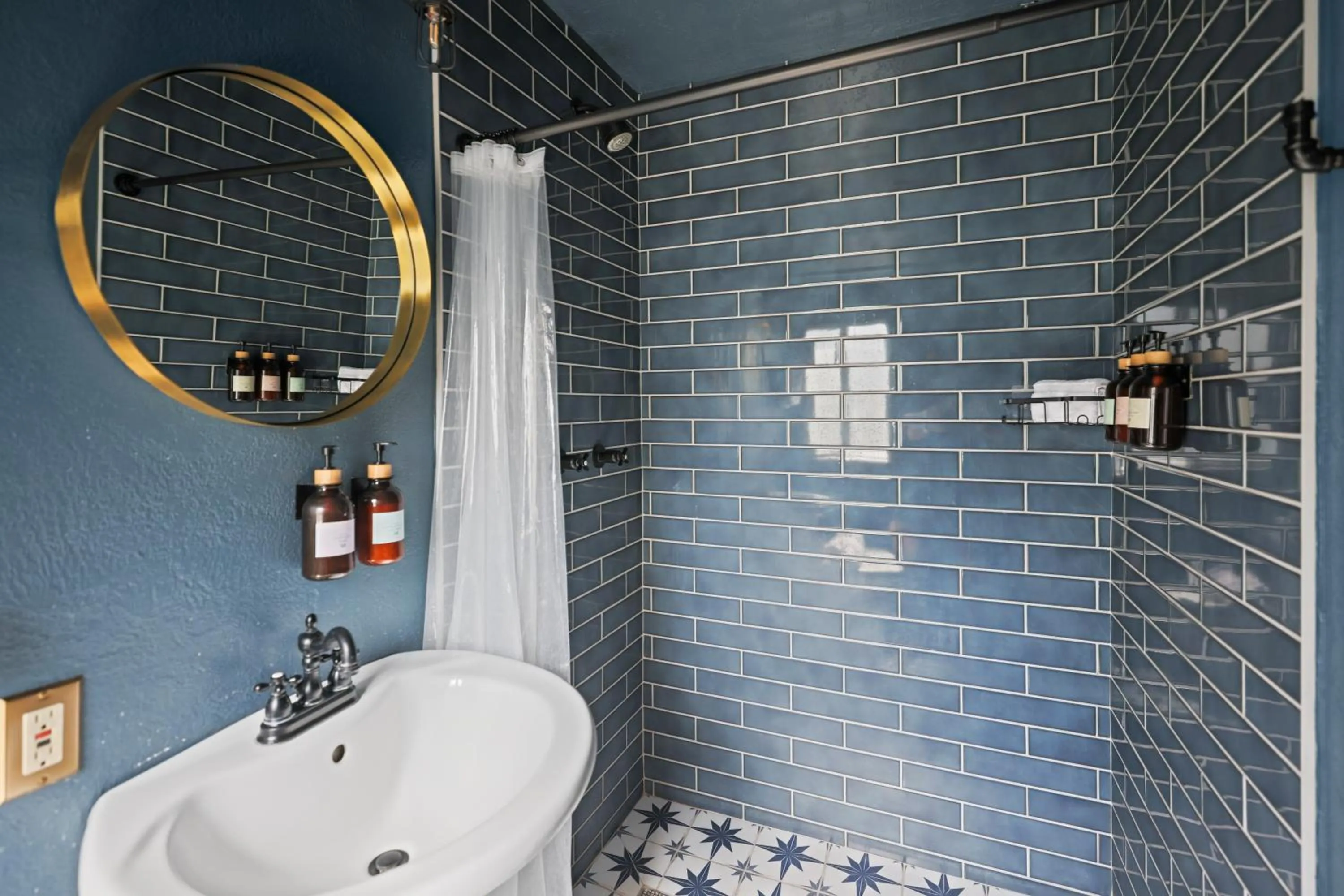 Shower in Sessions Retreat & Hotel