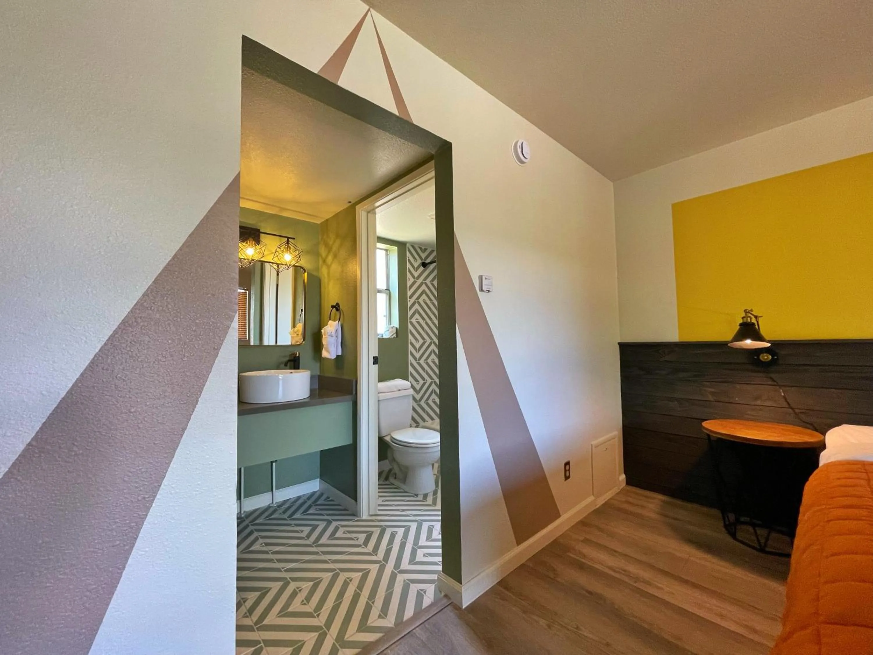 Toilet in Sessions Retreat & Hotel