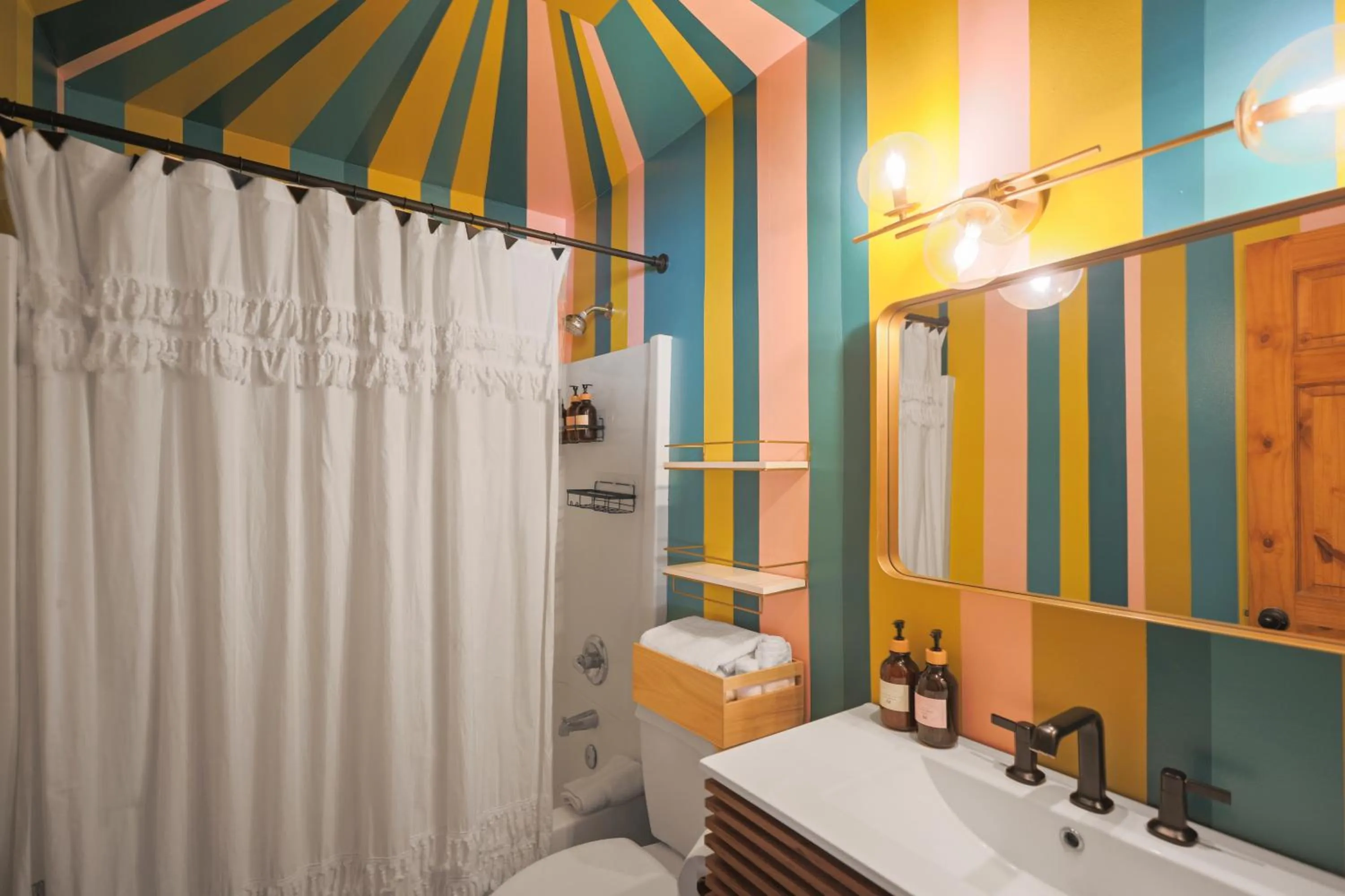 Shower in Sessions Retreat & Hotel