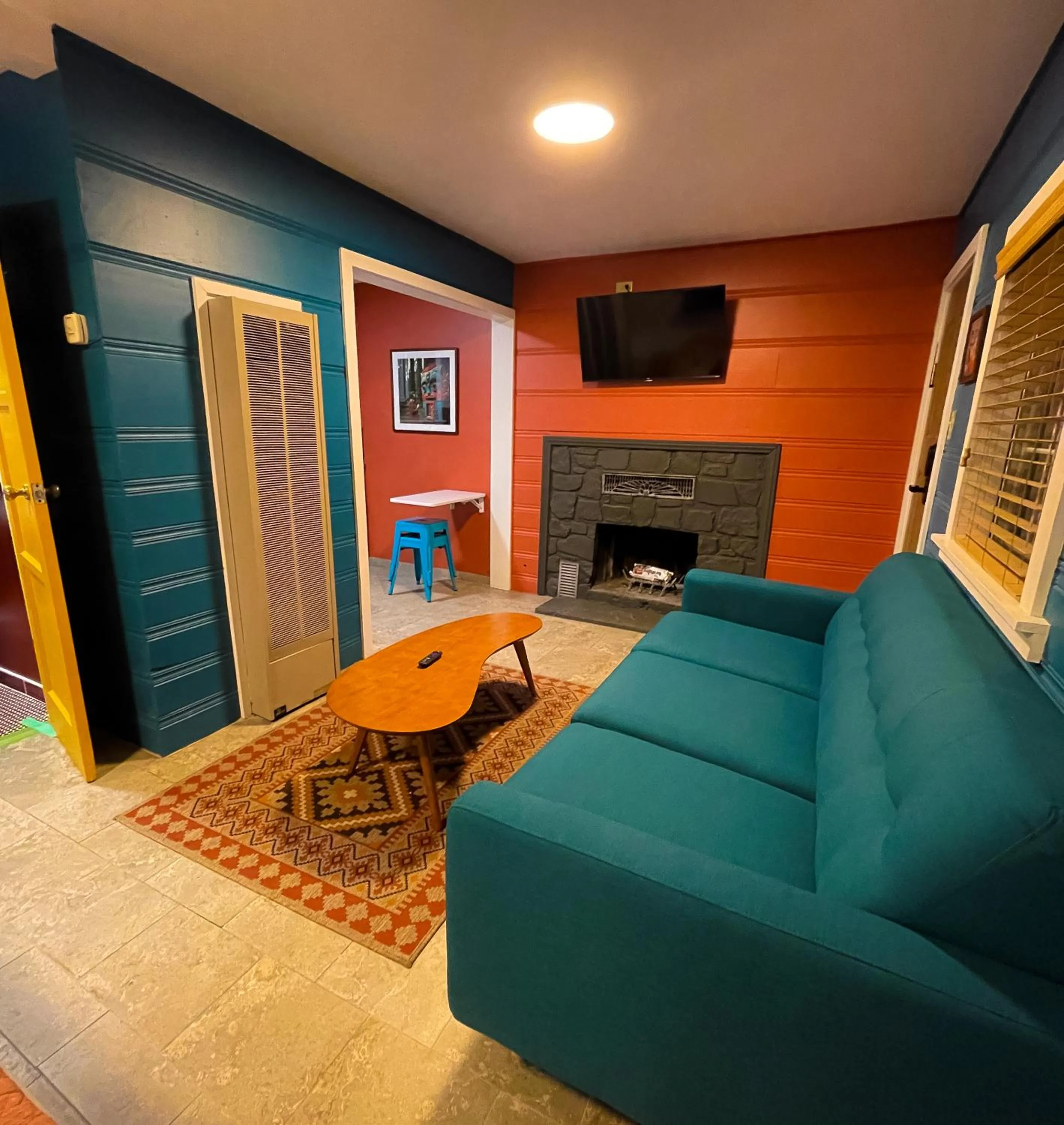 Communal lounge/ TV room in Sessions Retreat & Hotel