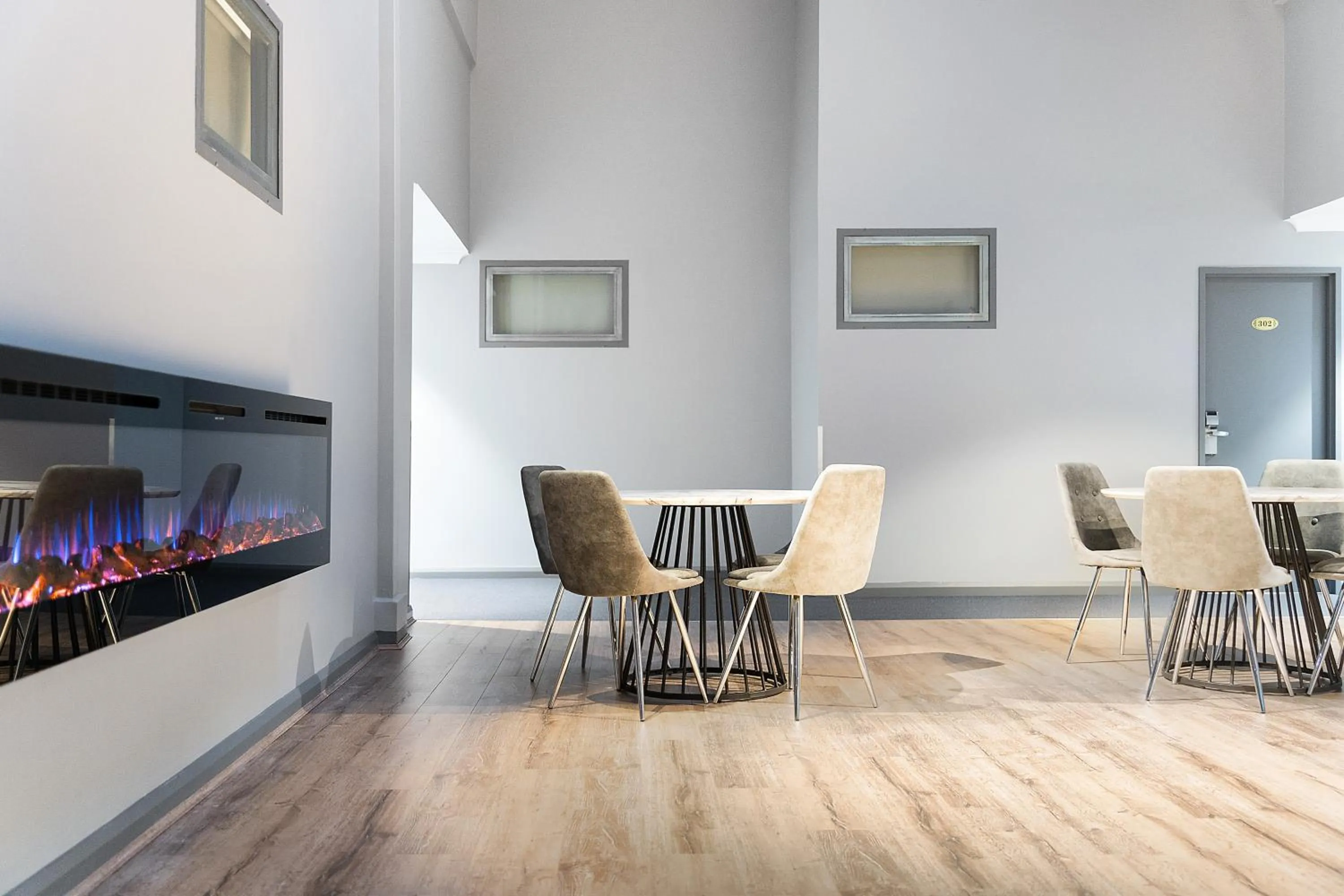 Communal lounge/ TV room in BreakFree on Broadway Sydney, an Accor Hotel