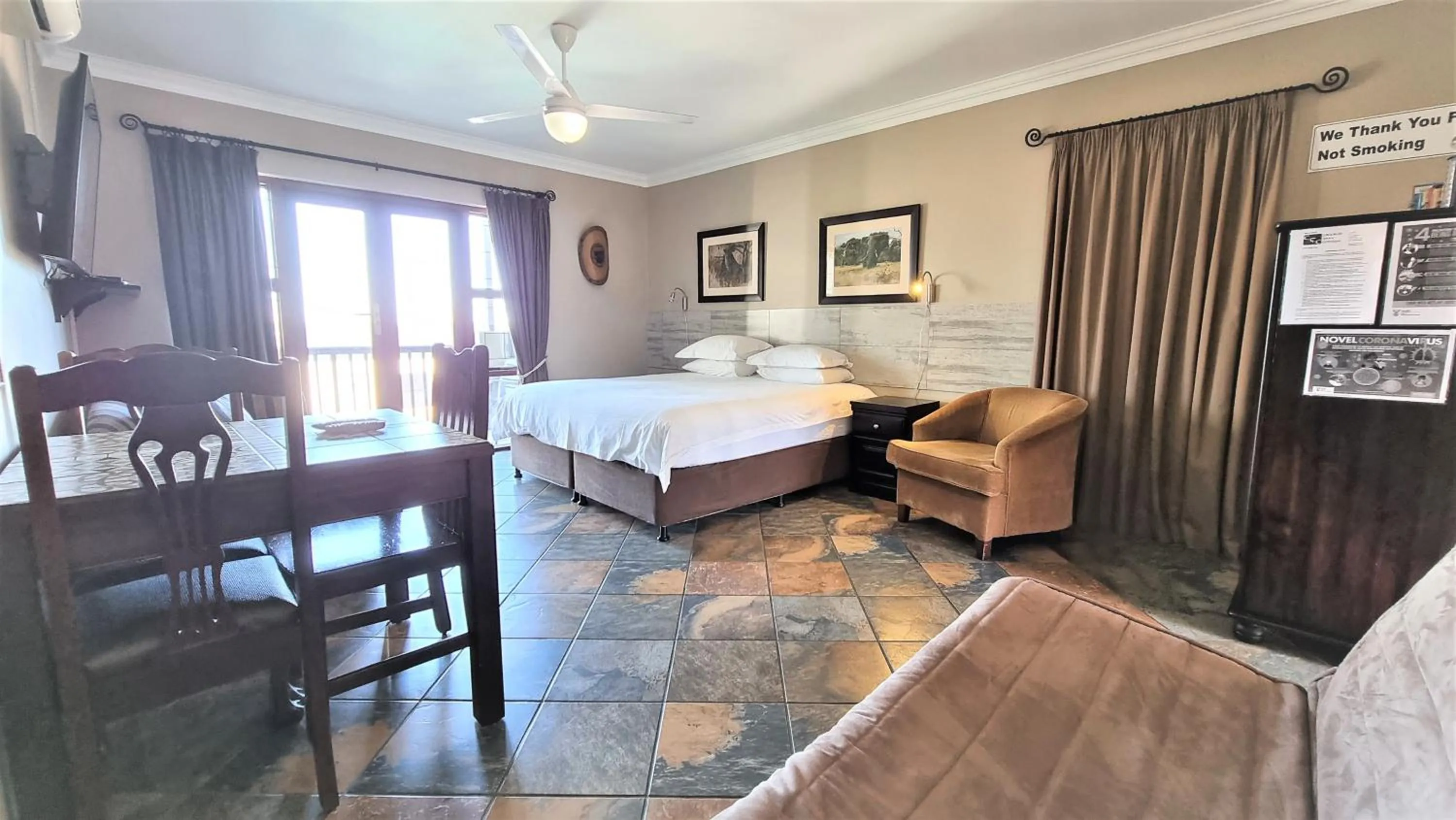 Bedroom, Bed in Crooked Tree Cottage