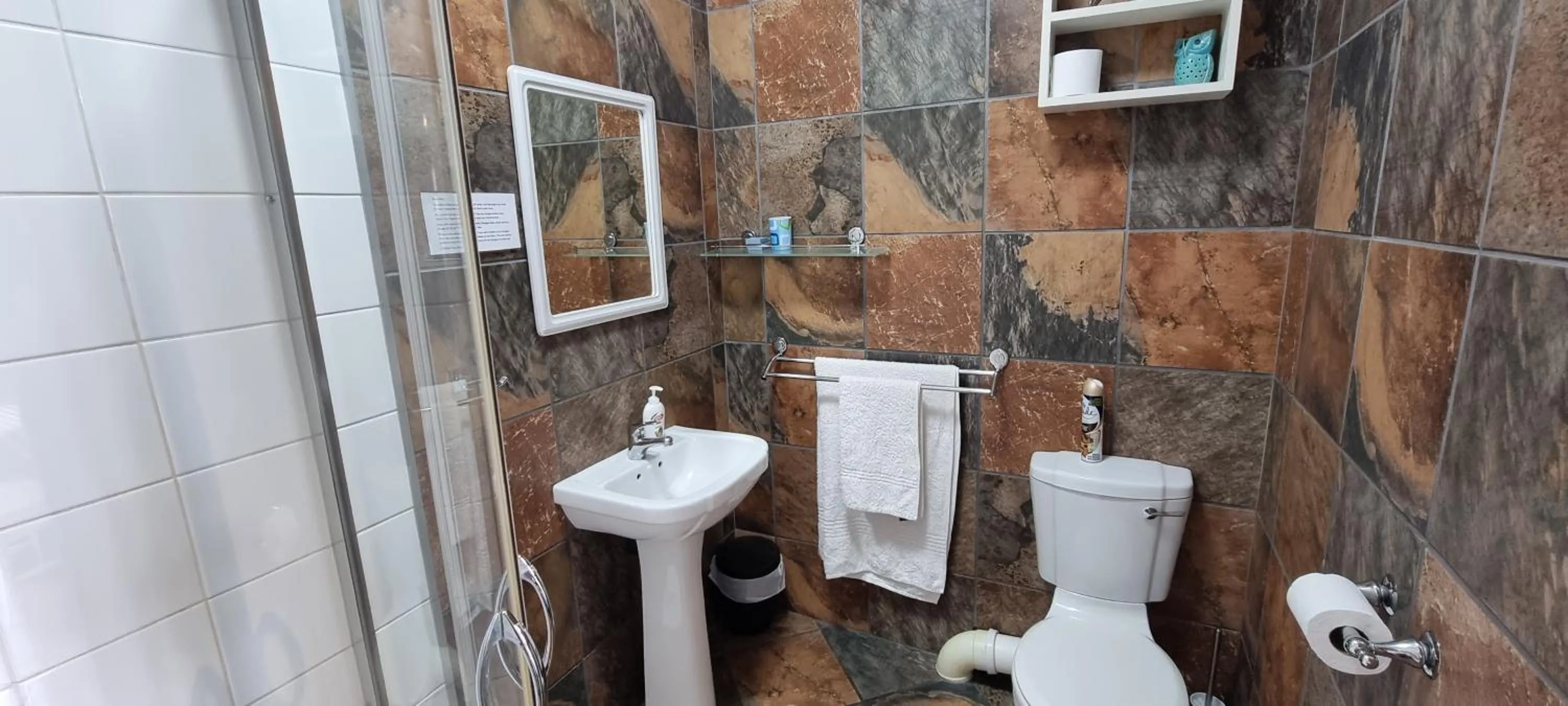 Bathroom in Crooked Tree Cottage