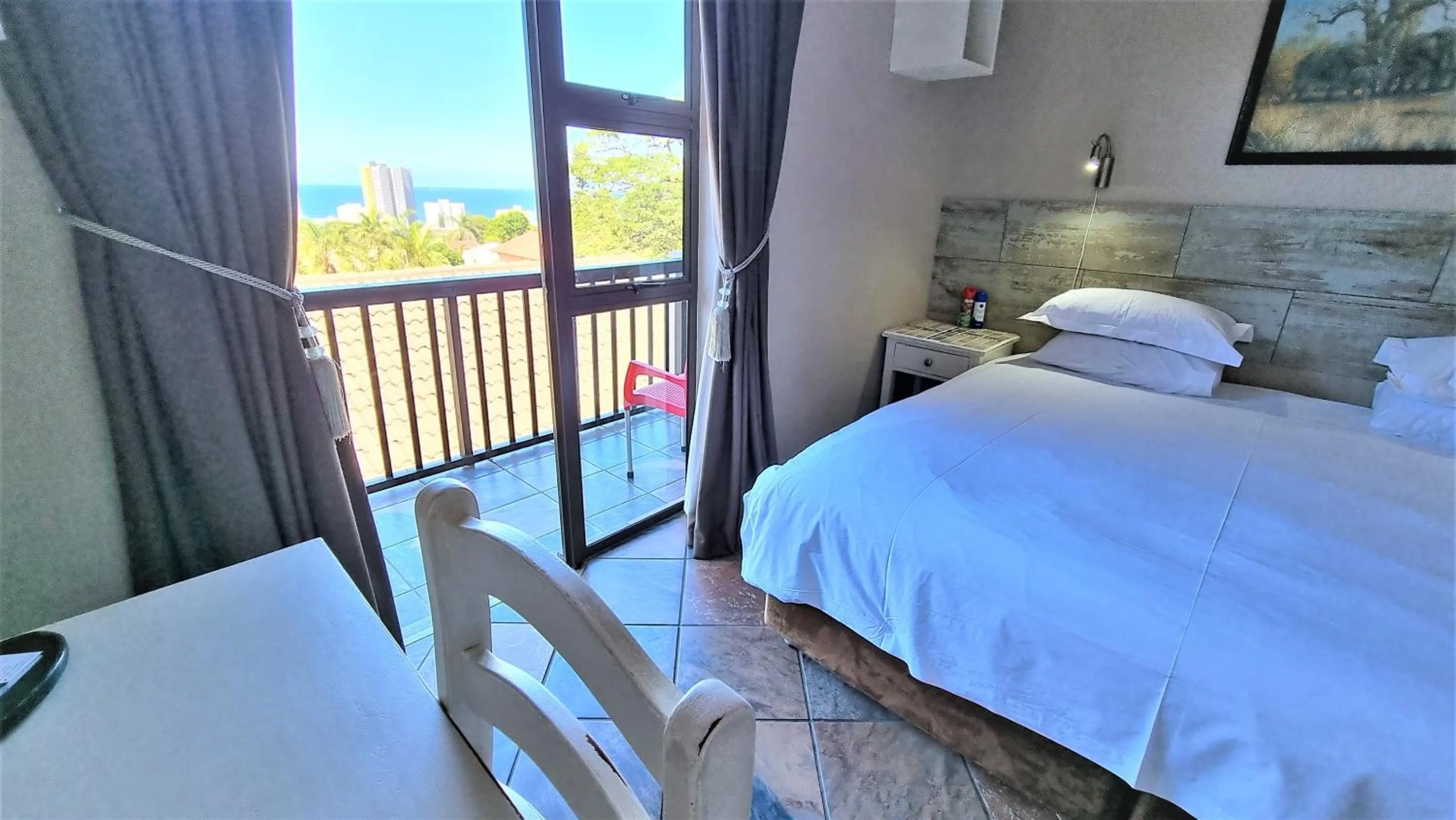 Bedroom, Bed in Crooked Tree Cottage
