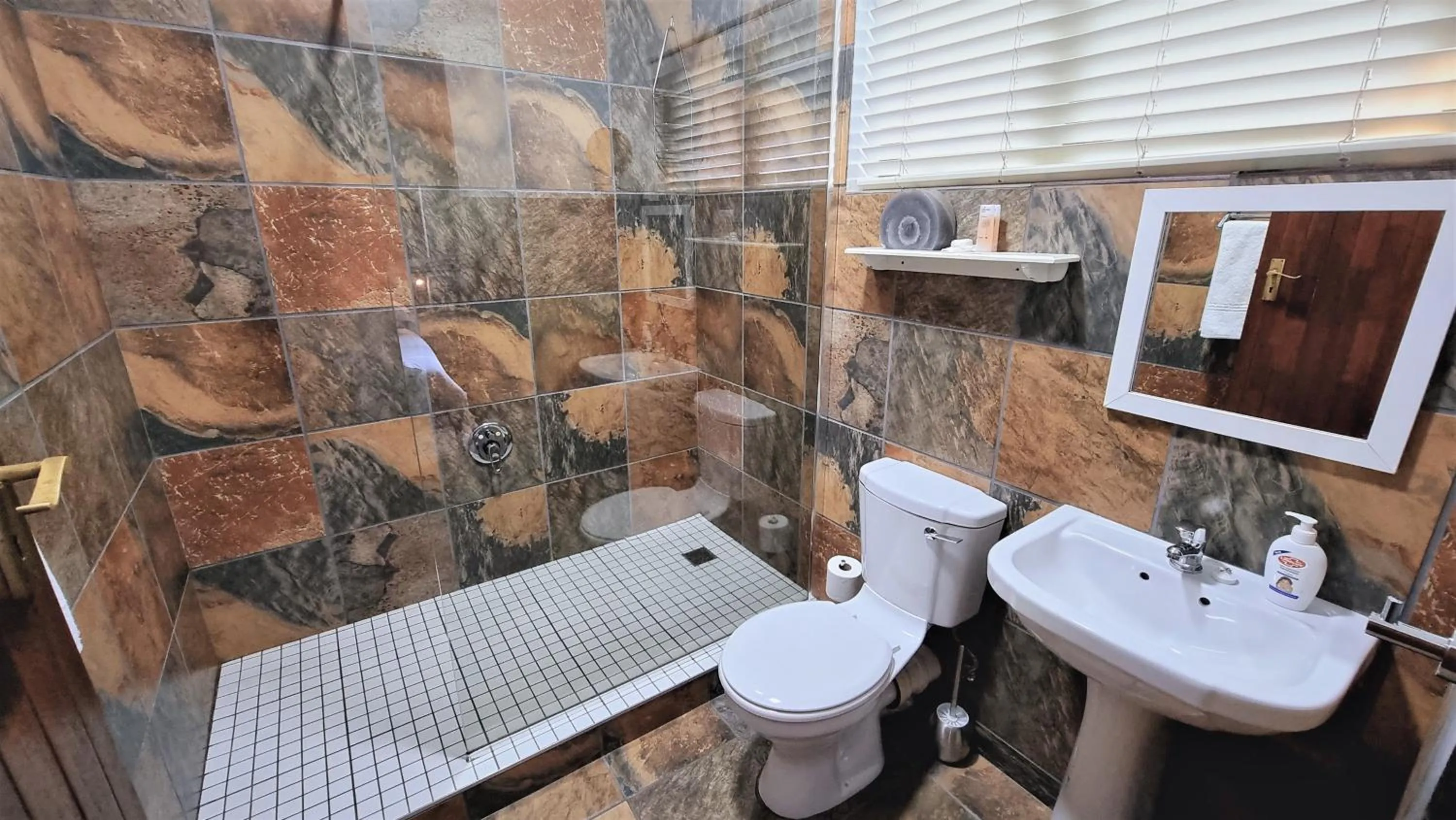 Bathroom in Crooked Tree Cottage
