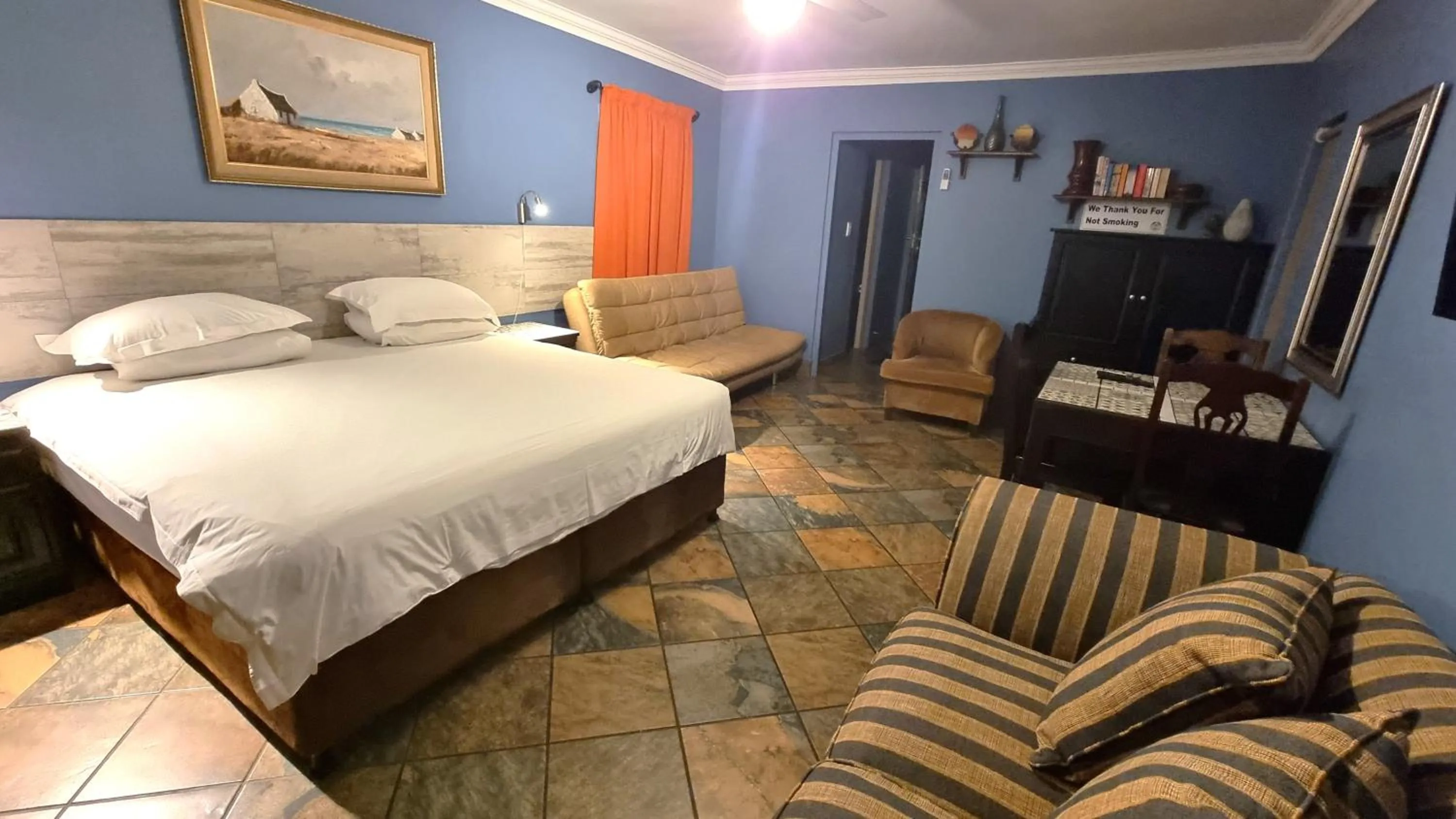 Photo of the whole room, Bed in Crooked Tree Cottage