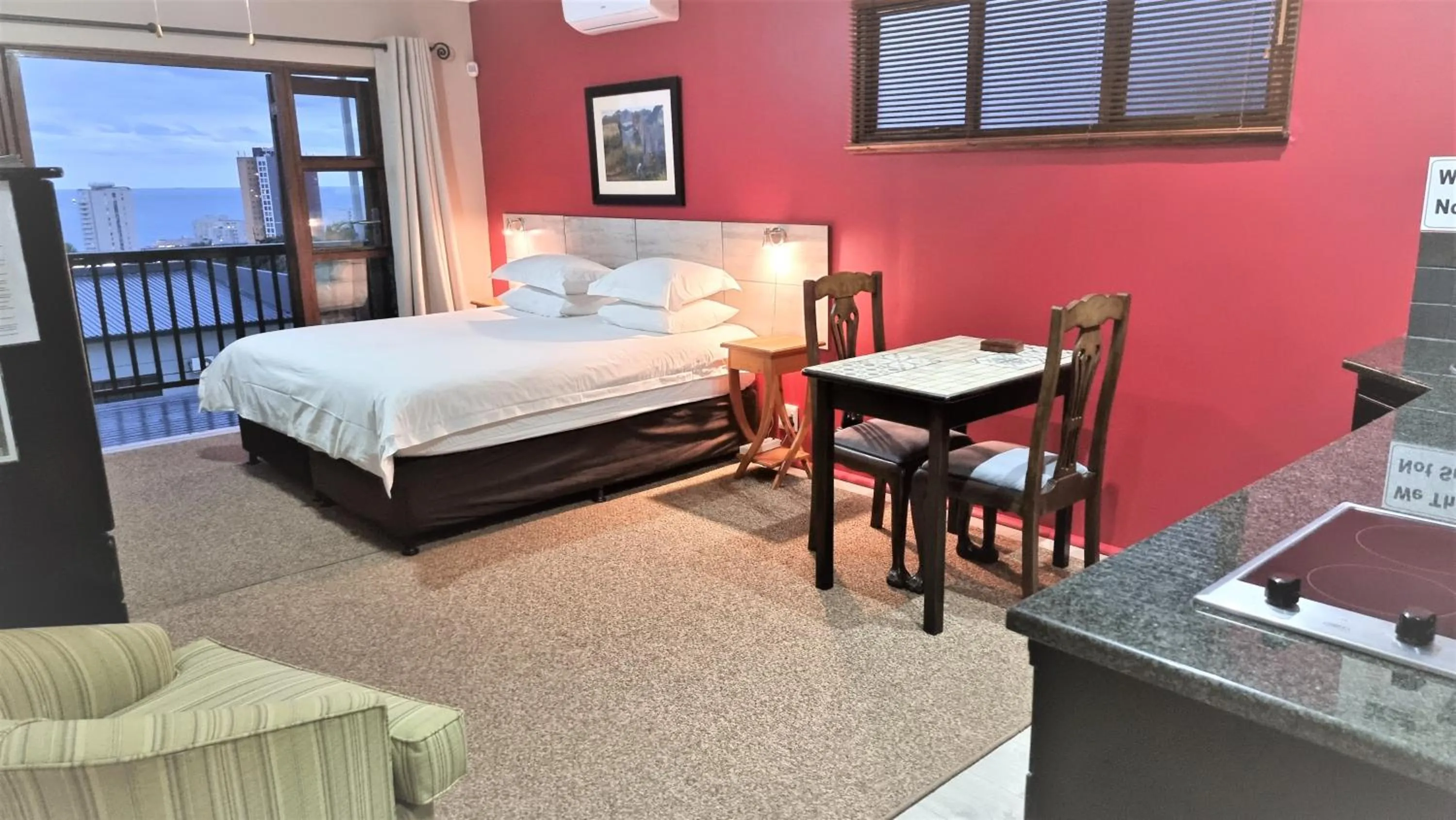 Bedroom, Bed in Crooked Tree Cottage