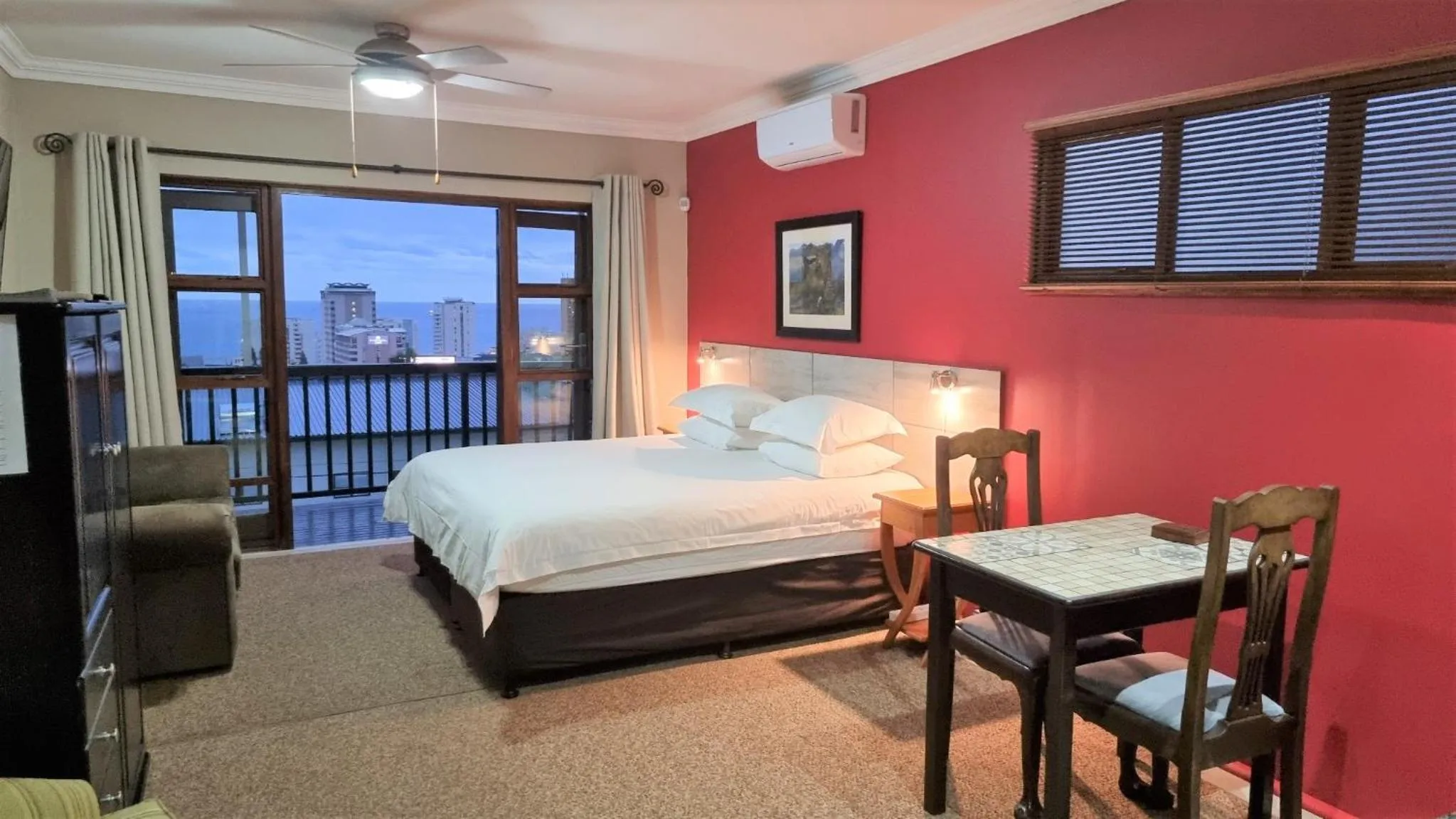 Bedroom, Bed in Crooked Tree Cottage
