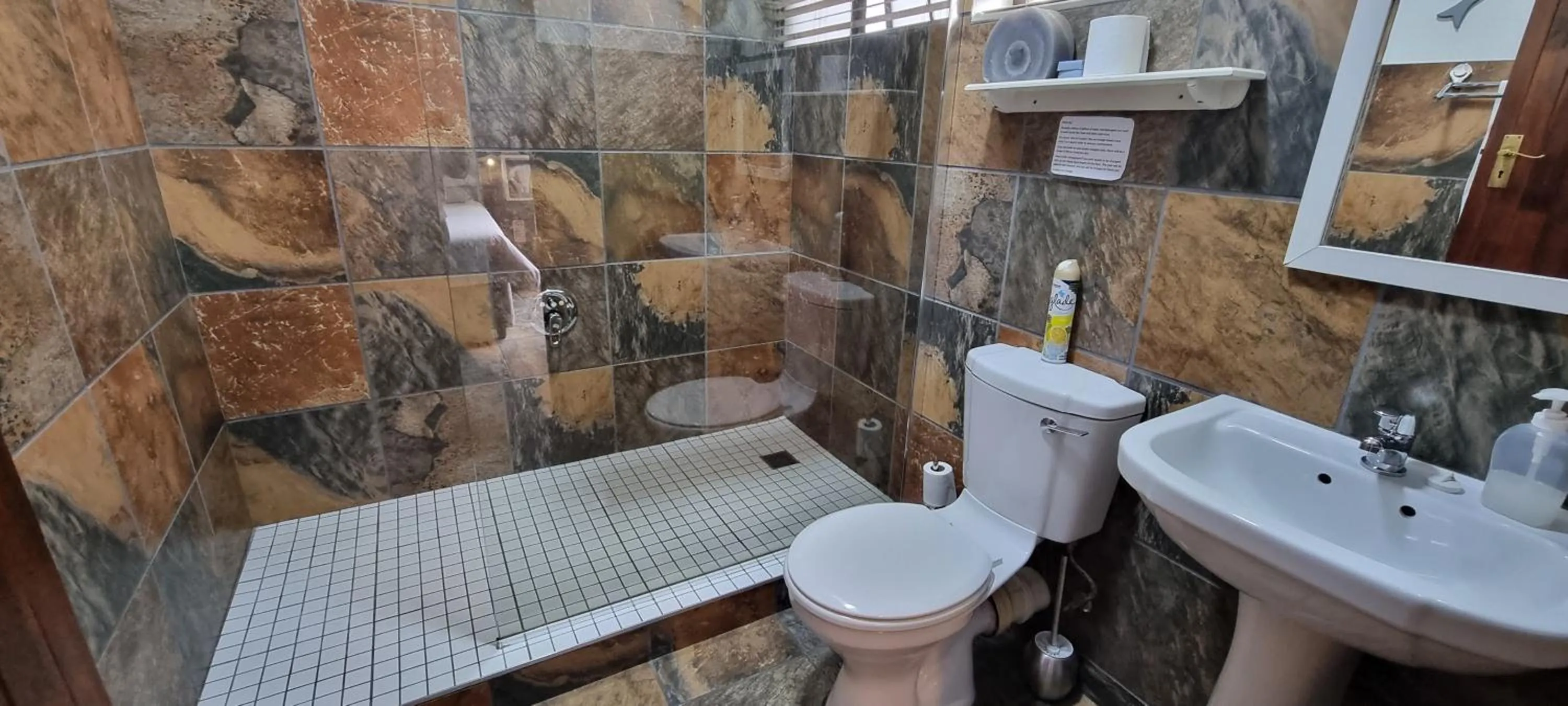Bathroom in Crooked Tree Cottage