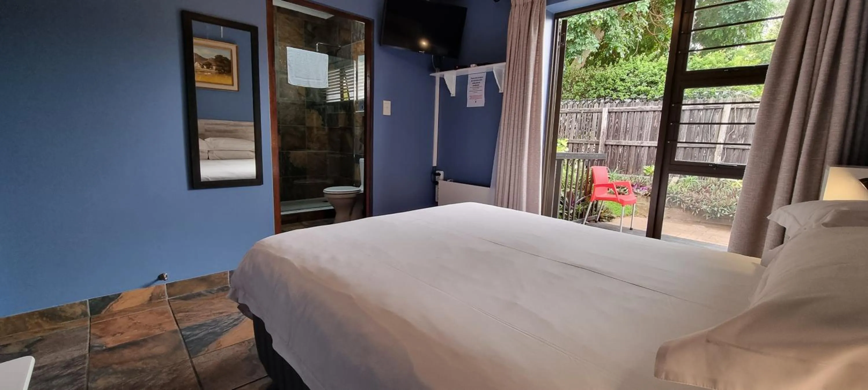 Photo of the whole room, Bed in Crooked Tree Cottage