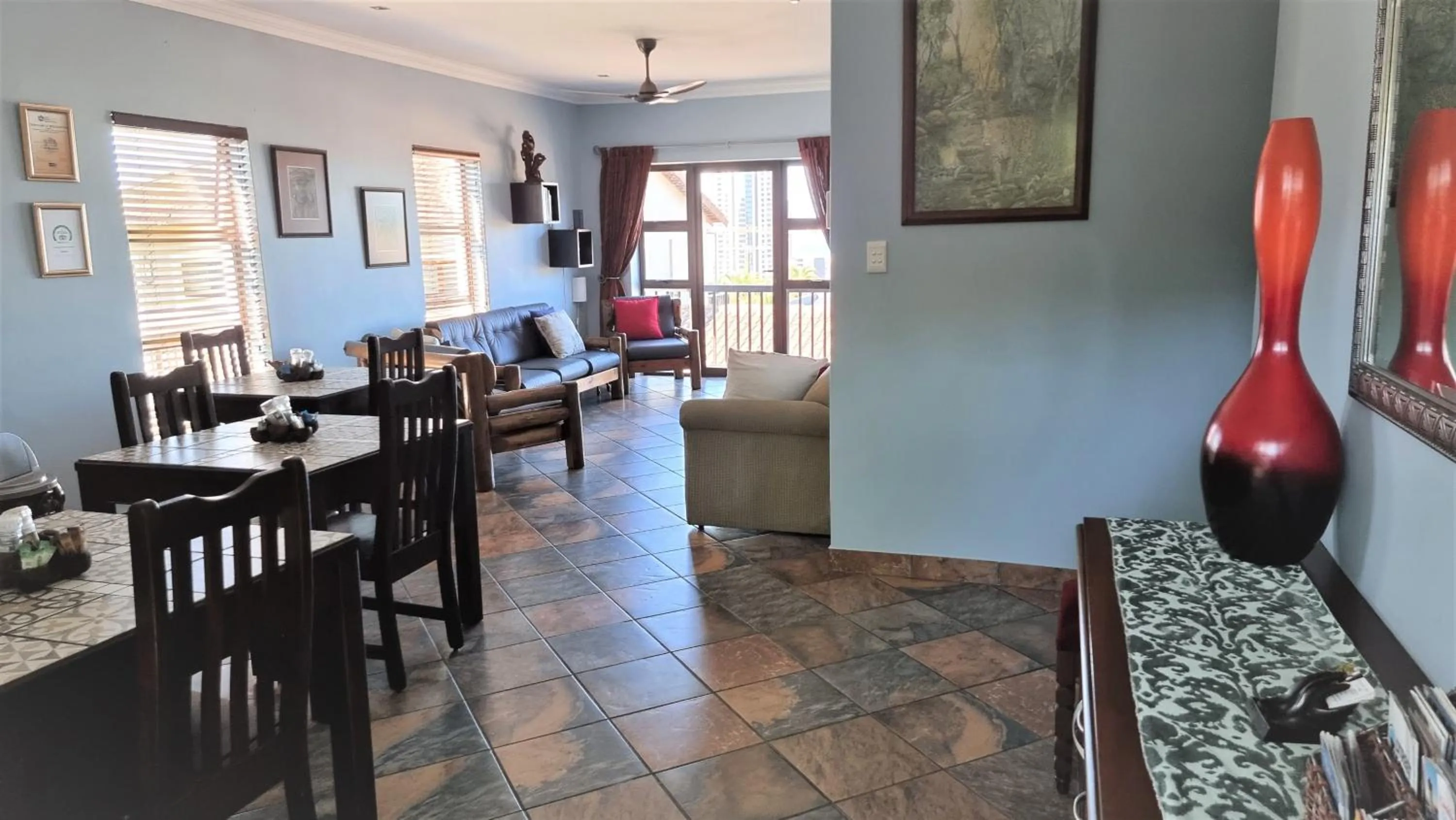 Lounge or bar in Crooked Tree Cottage